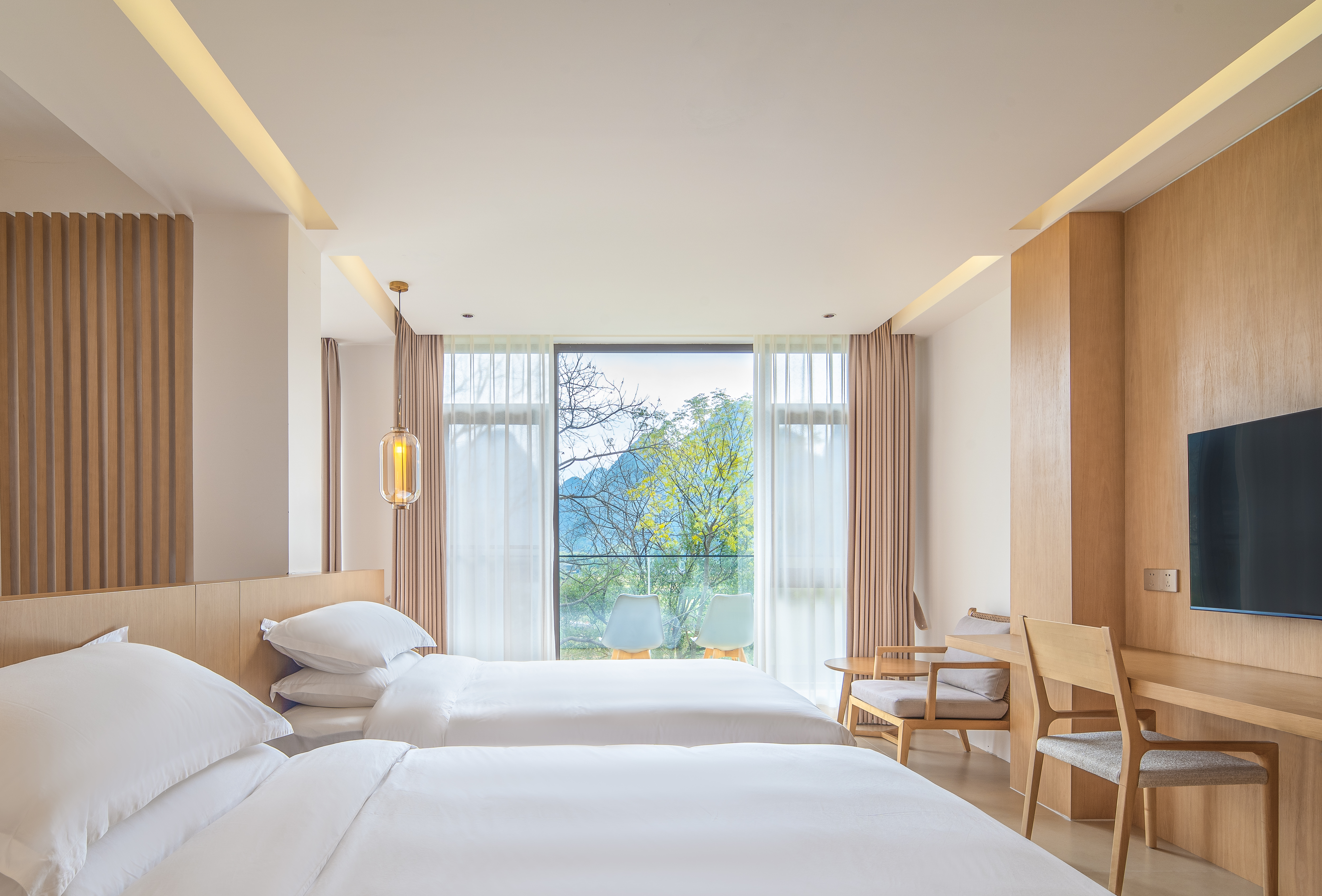 聆溪阳台双床房（270°落地观景+山景浴缸+迷你冰箱+智能马桶）