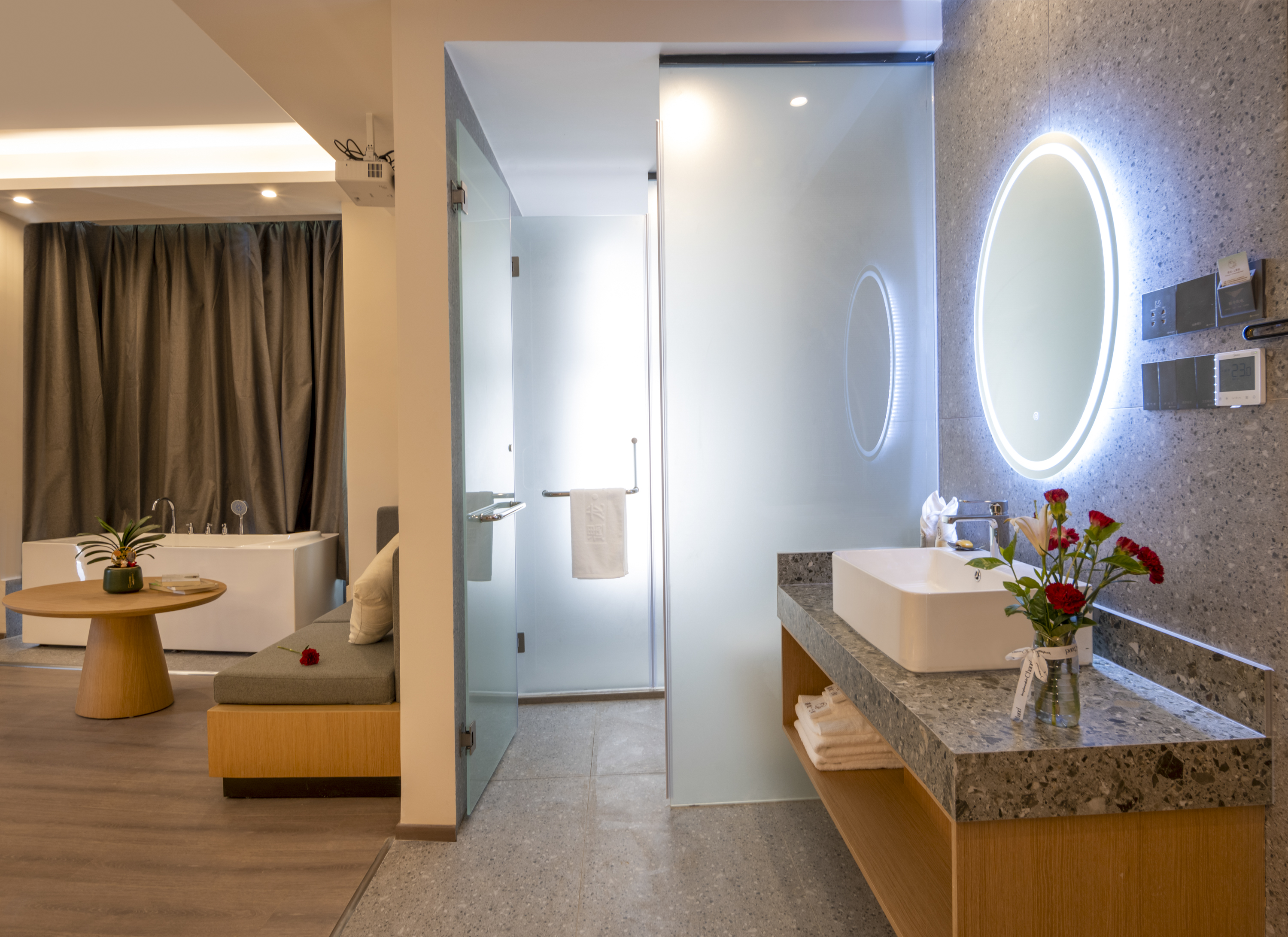 山水阳台投影大床房（河景大阳台+山景浴缸+小冰箱）