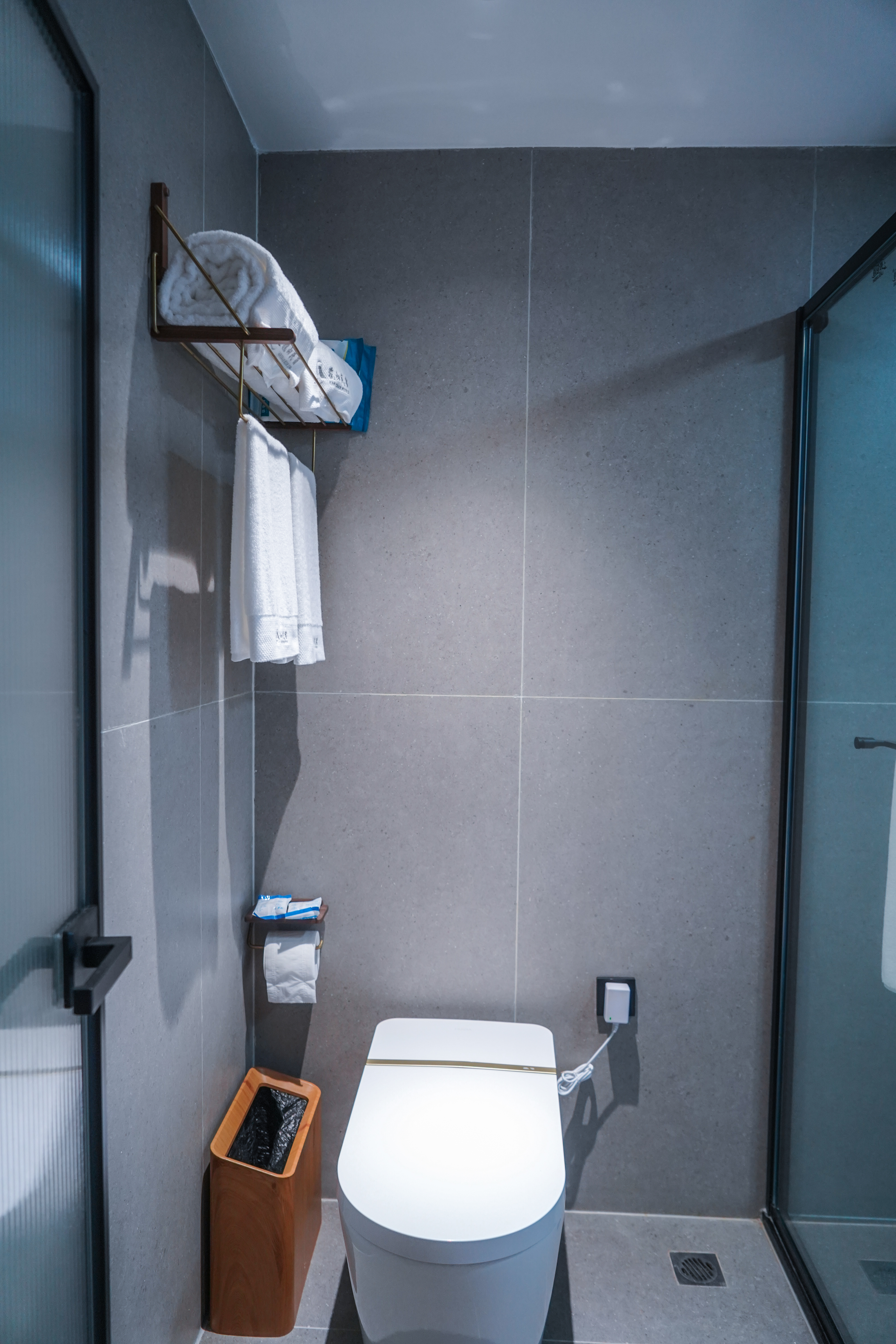 Bifengxia Lanshan Designer Homestay Muyang Light Luxury Cinema Double Bed Room