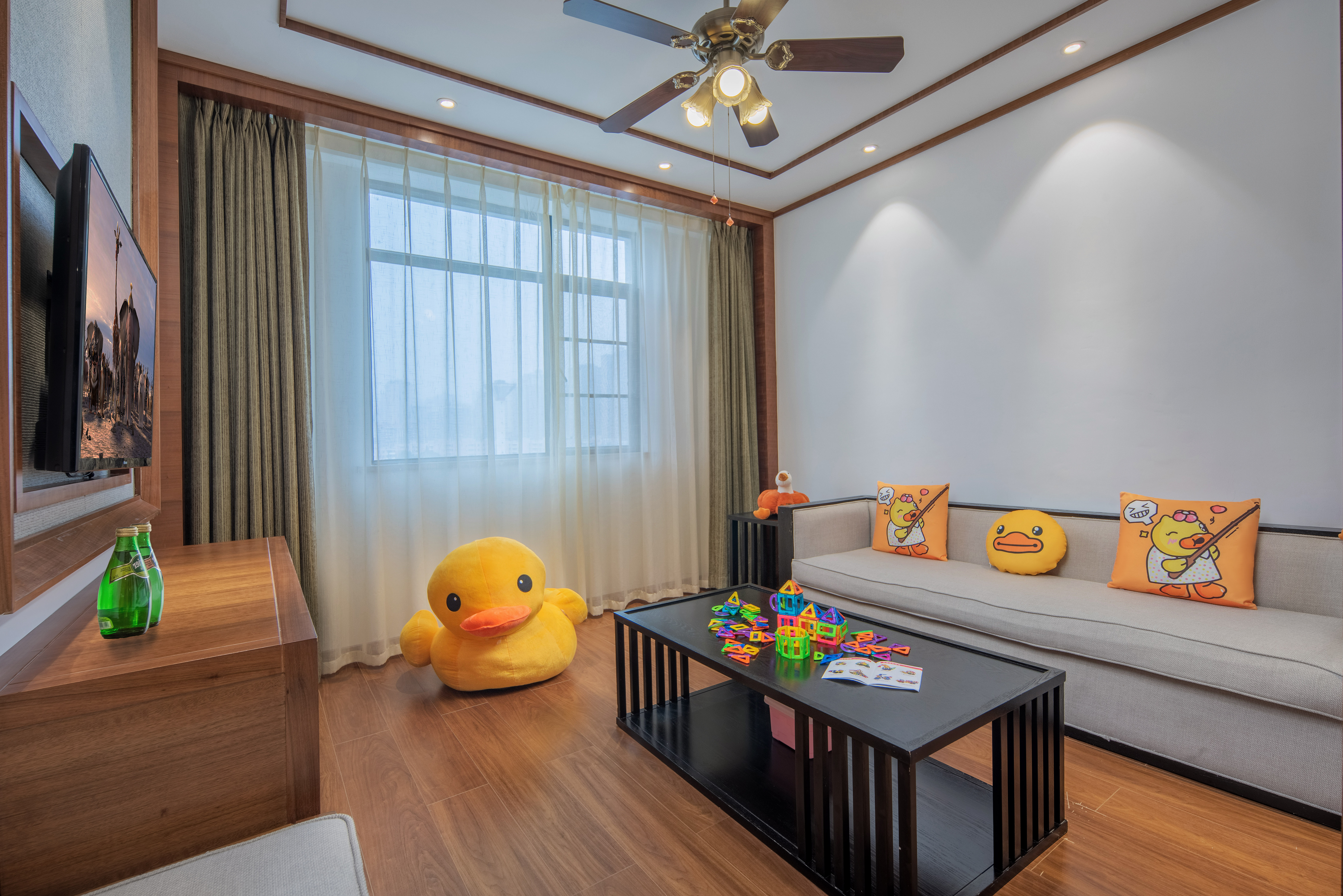 Family-friendly Family Room