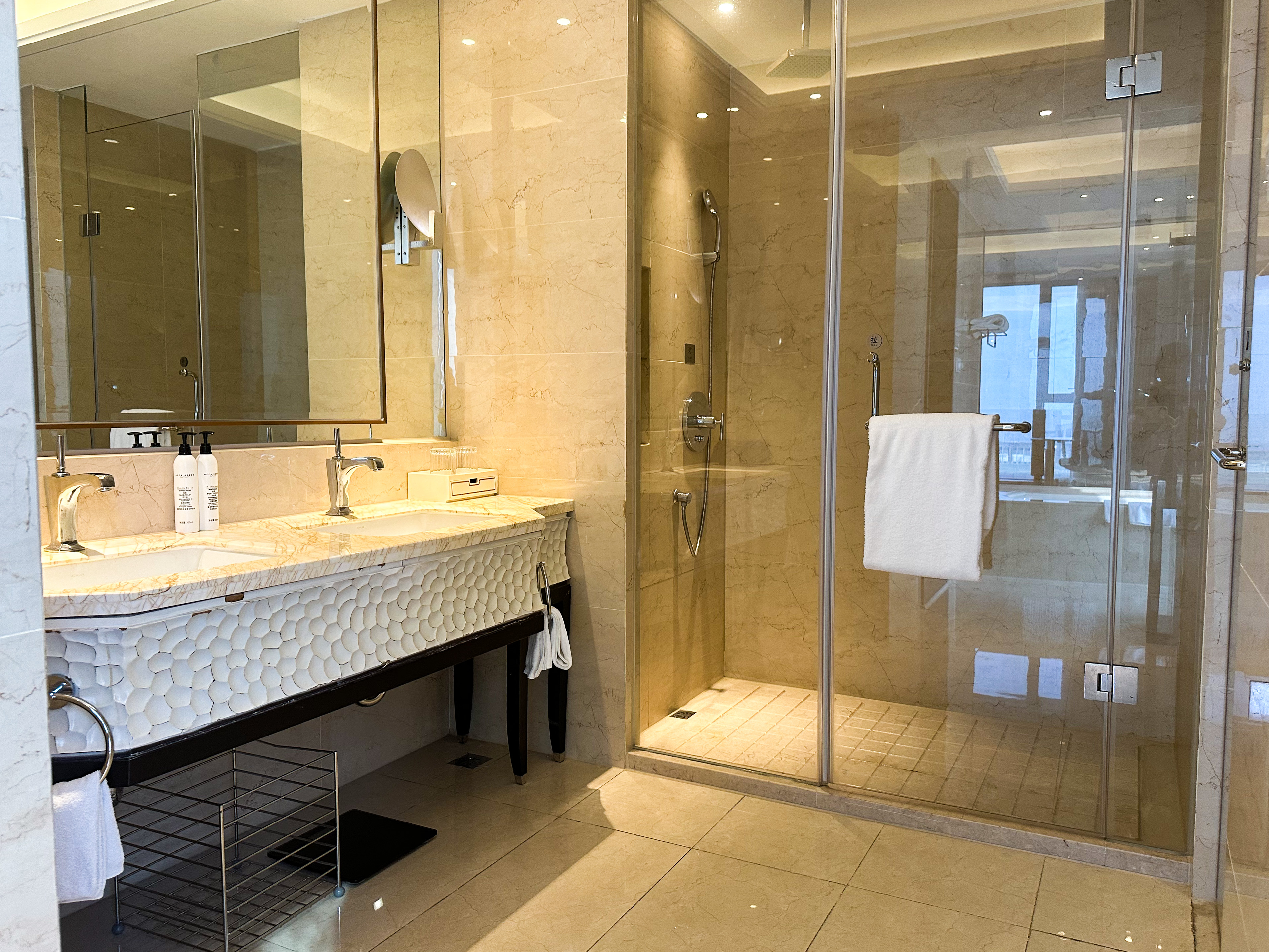 高级大床房（双面全景落地窗+浴缸+特大床）