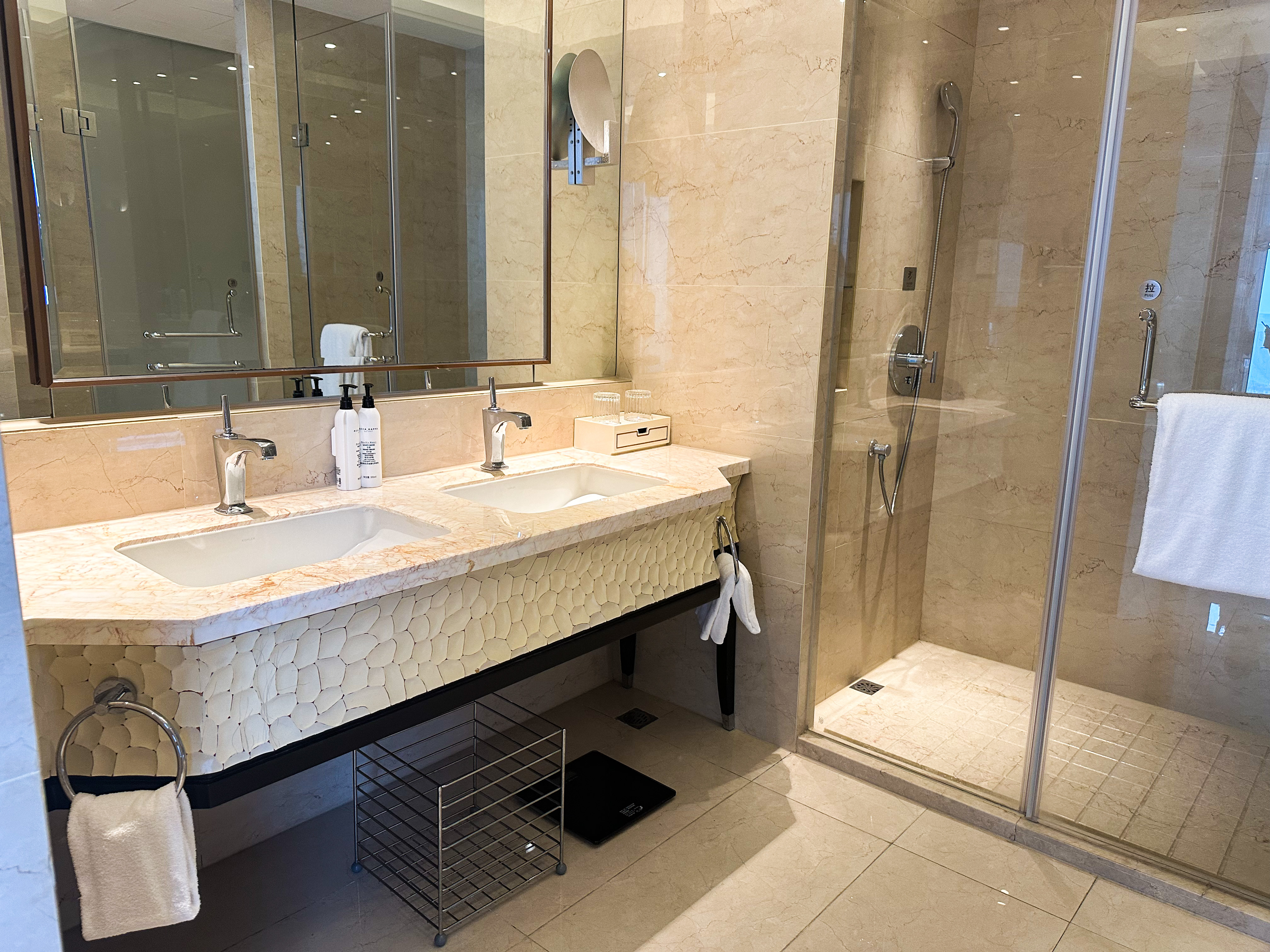 豪华景观双床房（全景落地窗+浴缸+城市景观）