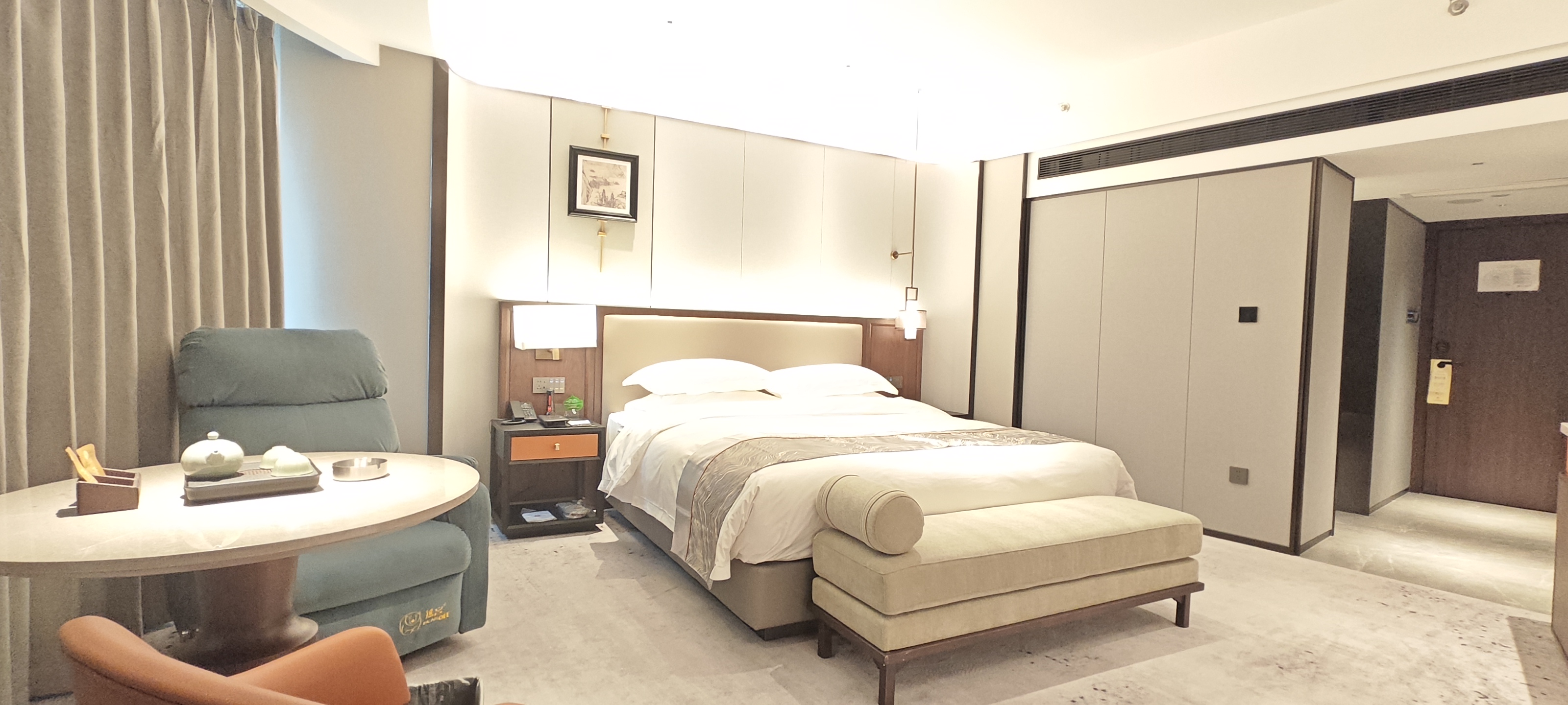 豪华大床房（景观落地窗+RoomPlus洗护用品+小冰箱）