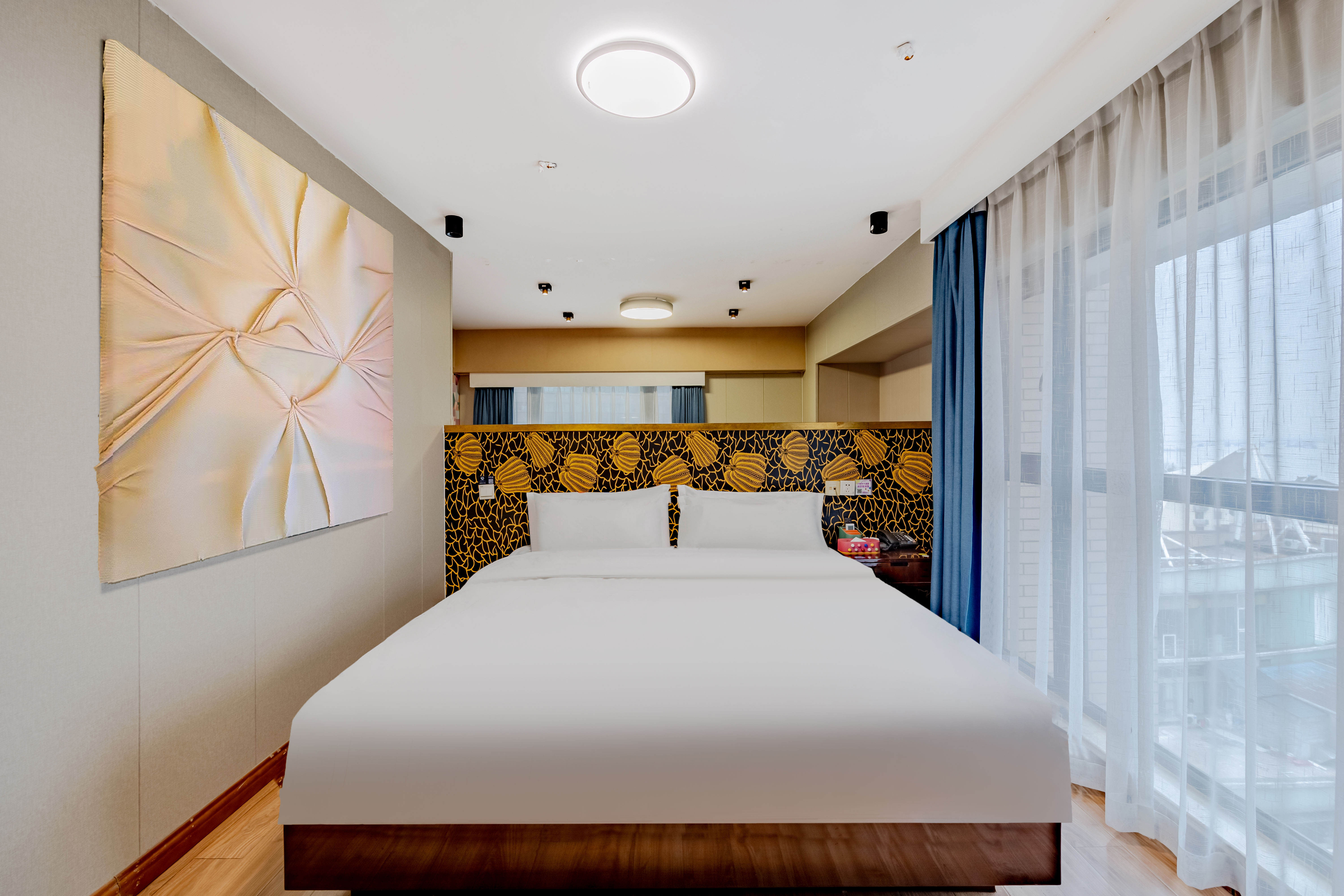 Deluxe Loft (Cards, living room)