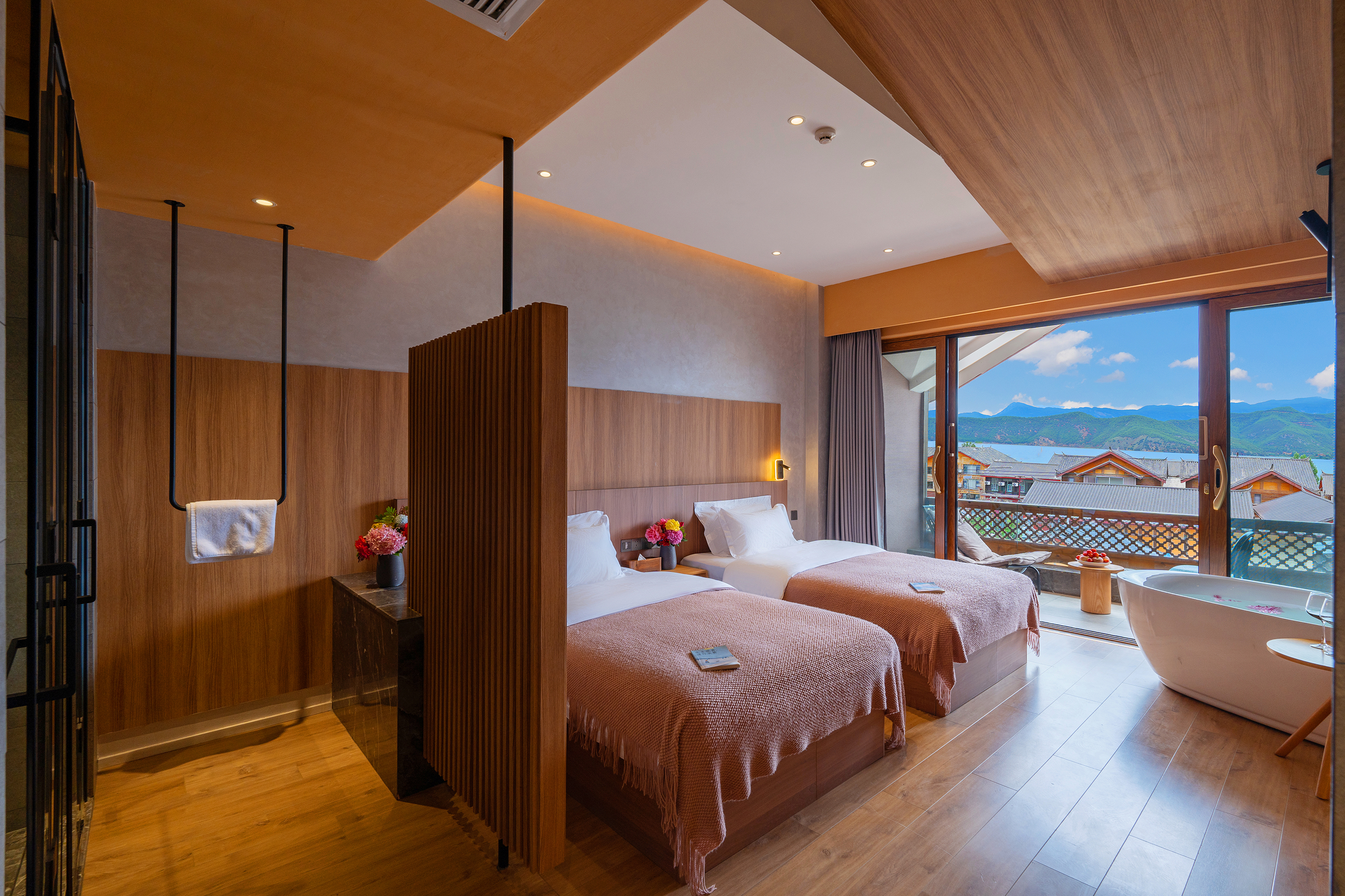 Lakeview Luxury Quality Twin Room (Balcony, Tub)