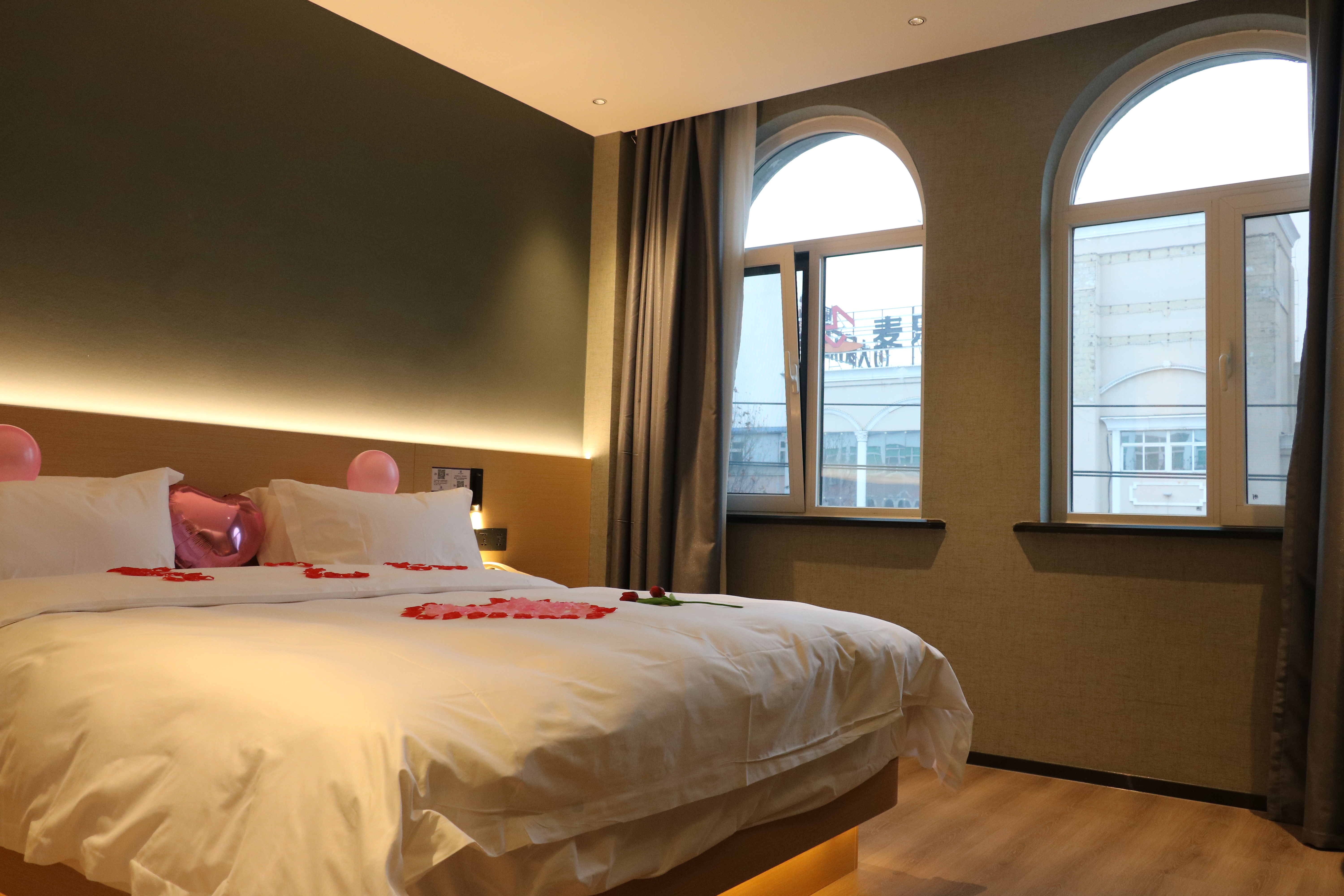 一战成硕·青云万里大床房『全屋智能+零压舒眠乳胶床垫+云朵般柔软透气鹅绒被+MINI冰箱+恒温智能马桶』