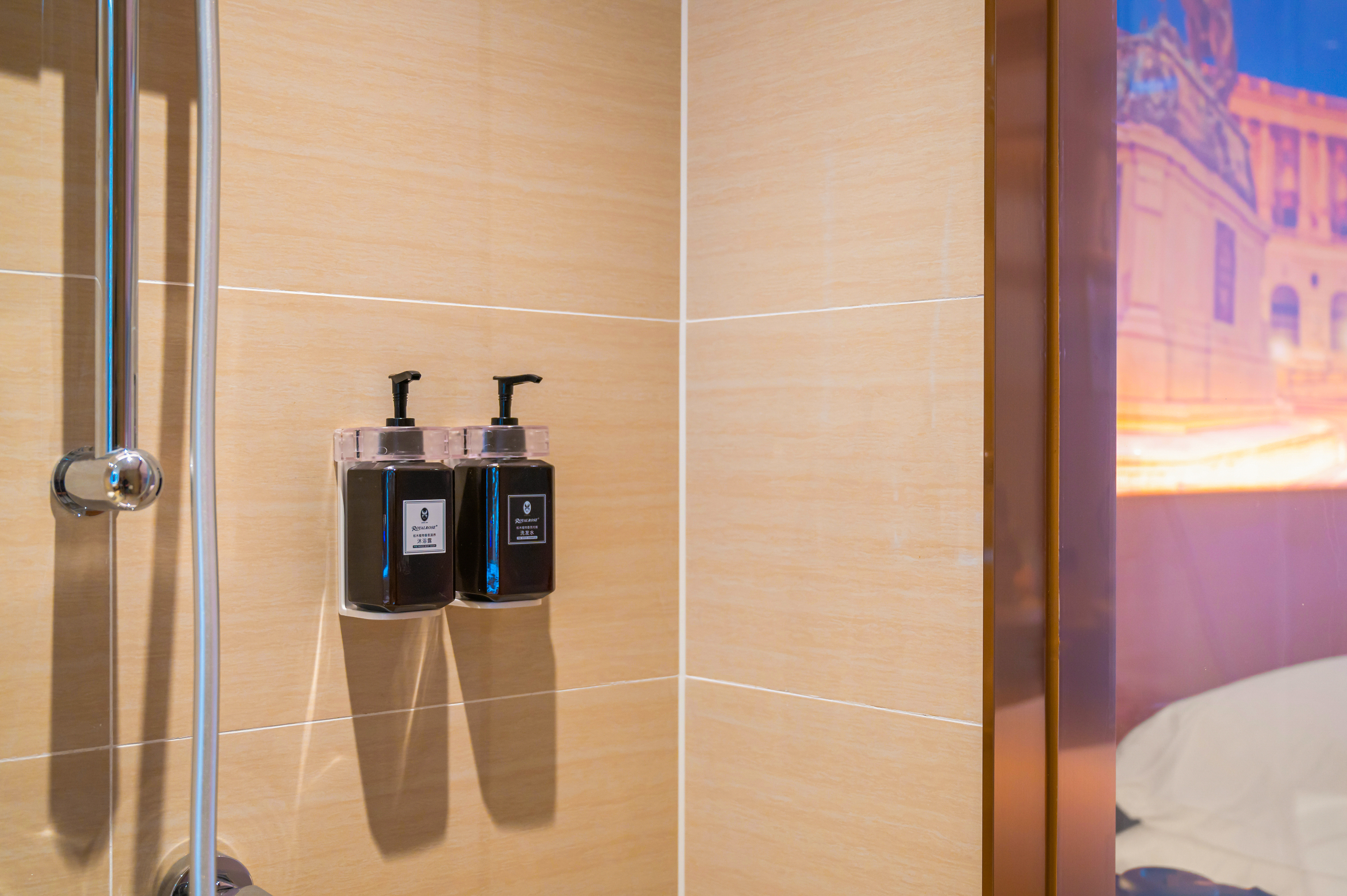 豪华套房（语音客控+独立客厅+小冰箱+定制茶具）