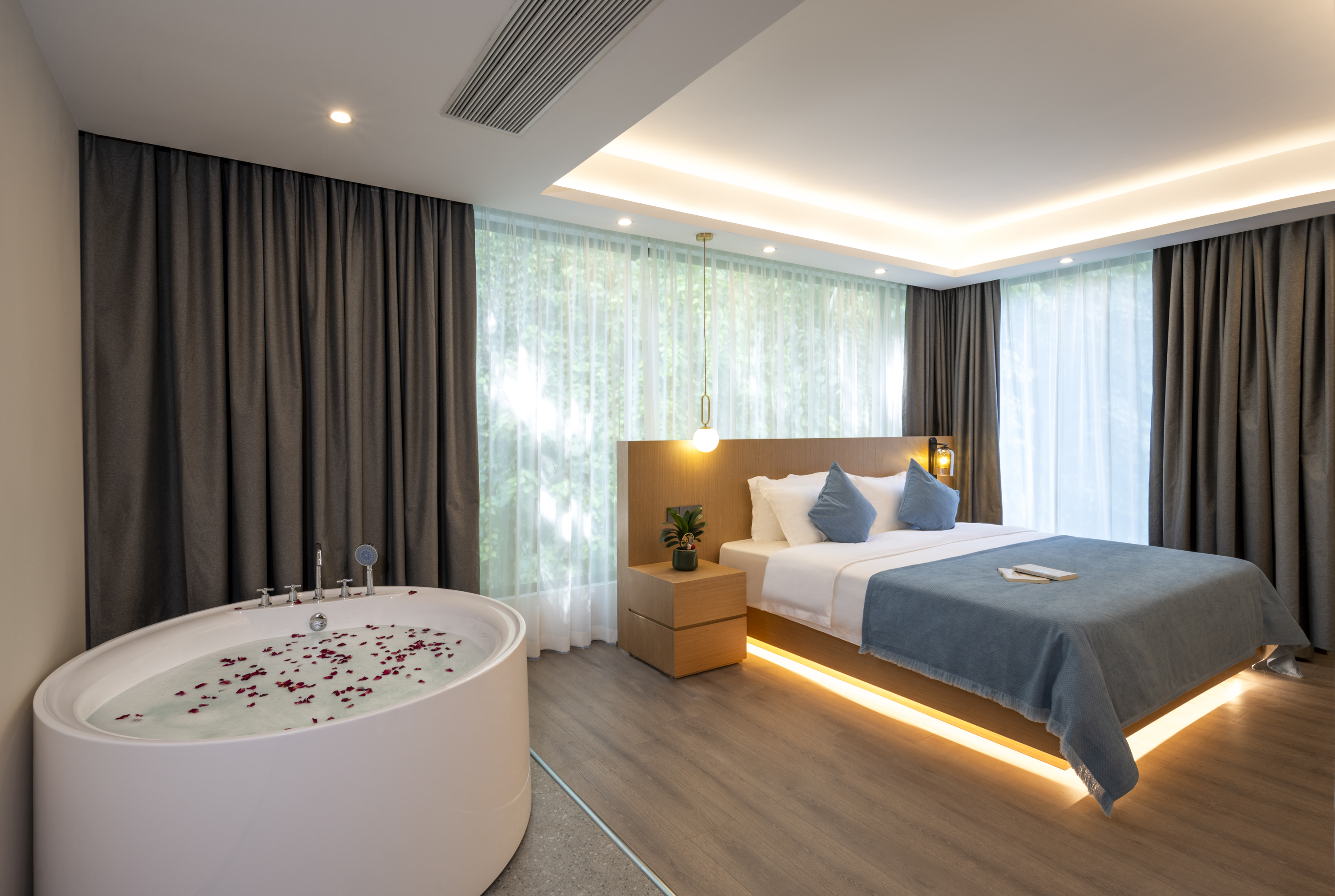 豪华山景行政大床房『观景浴缸+小冰箱+观景落地窗』