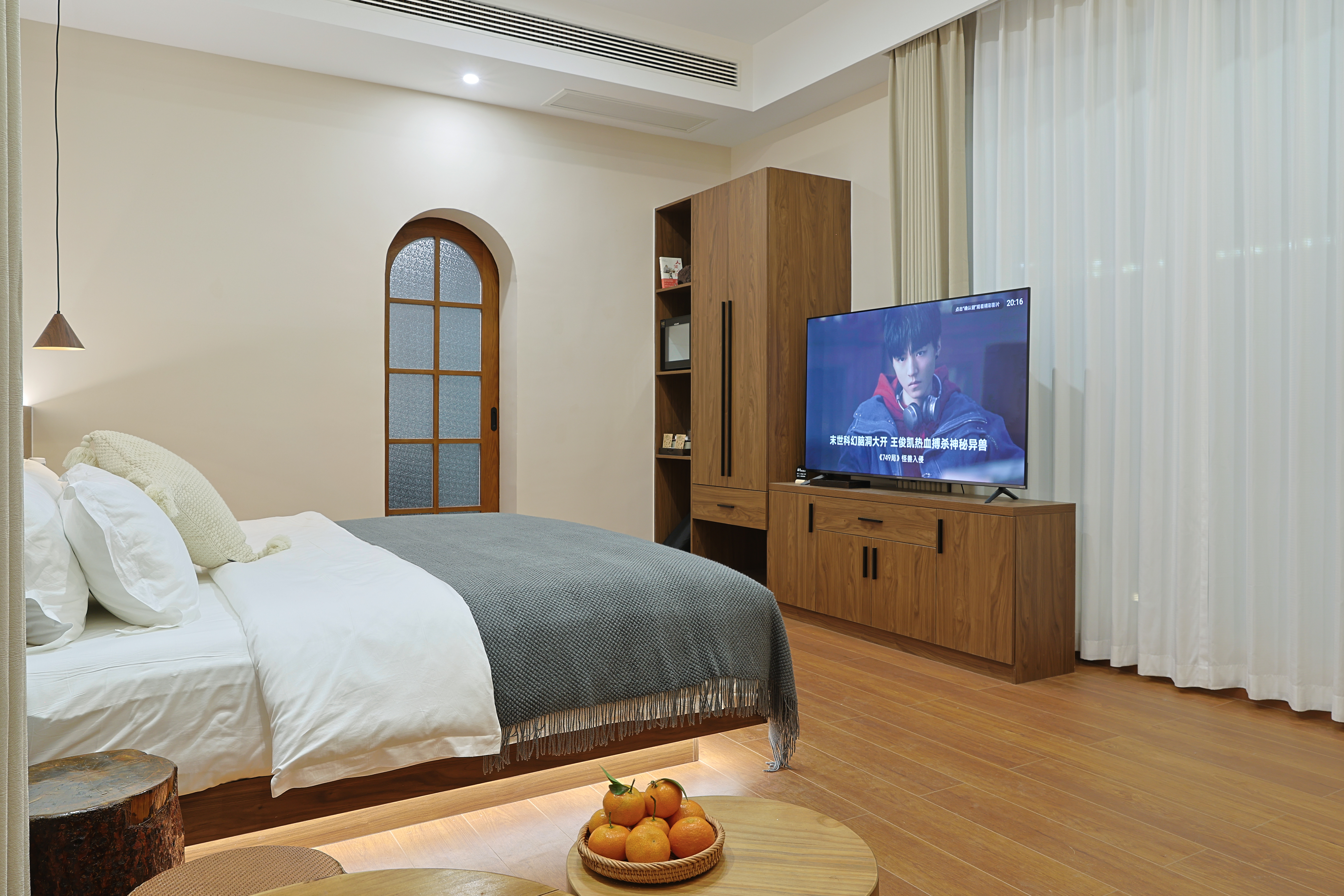 等风·泊度·温泉泡池大床房『小冰箱·壁炉·自动窗帘·原木家俱·庭院美景』