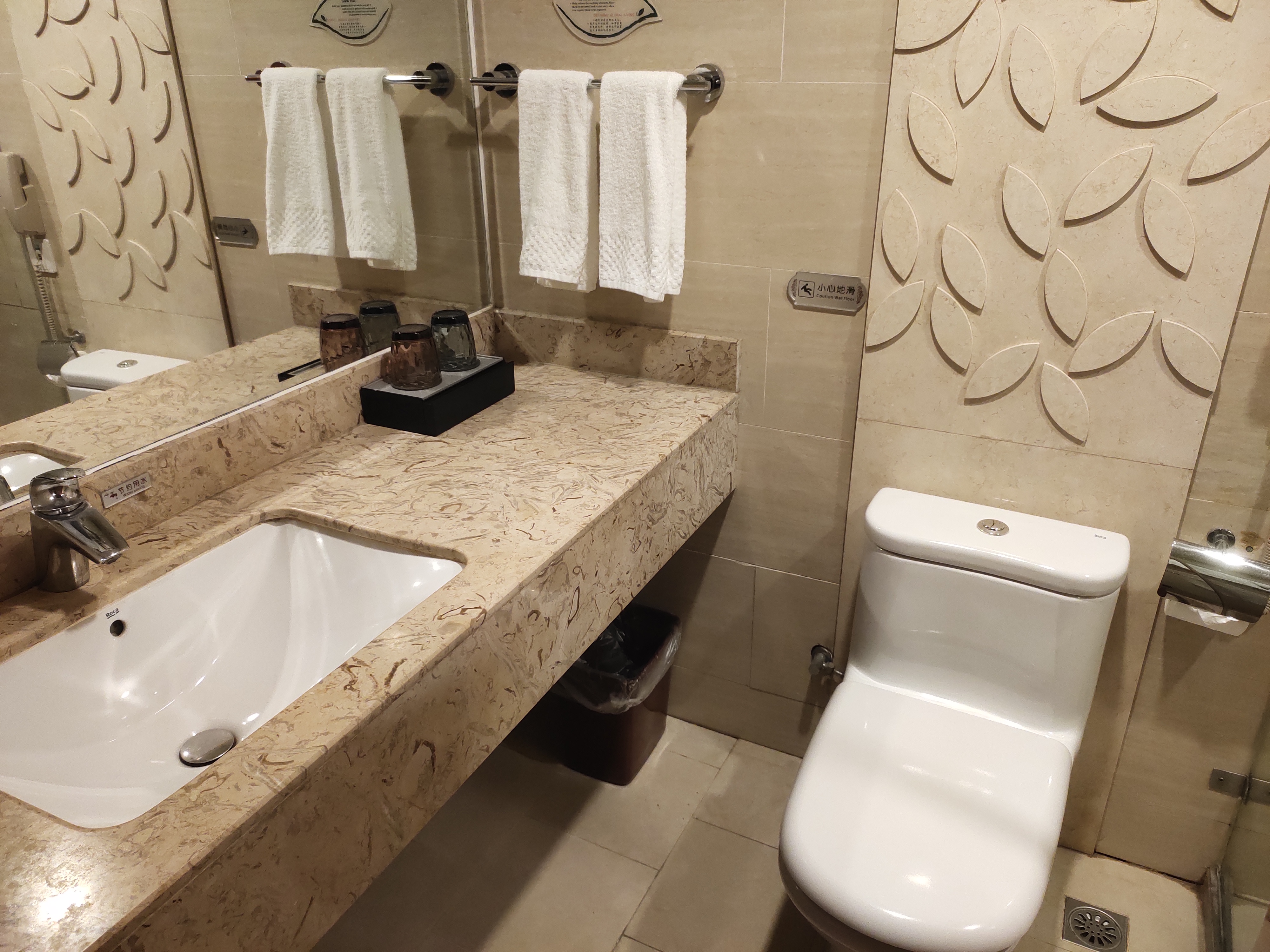 豪华标准间（鹅绒床被+小冰箱）