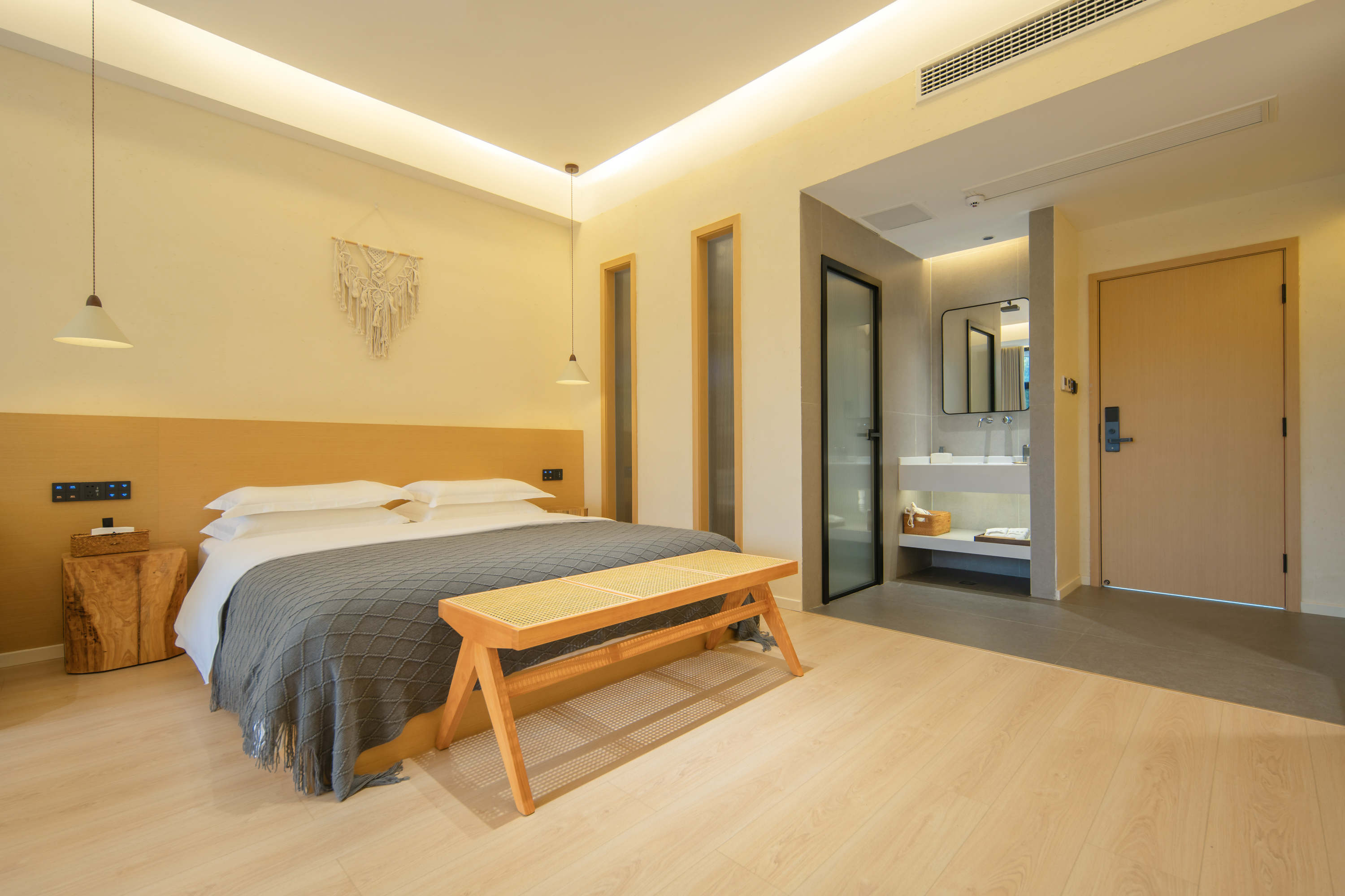 Bifengxia Lanshan Designer Homestay Huaiye Refined Cinema Double Bed Room