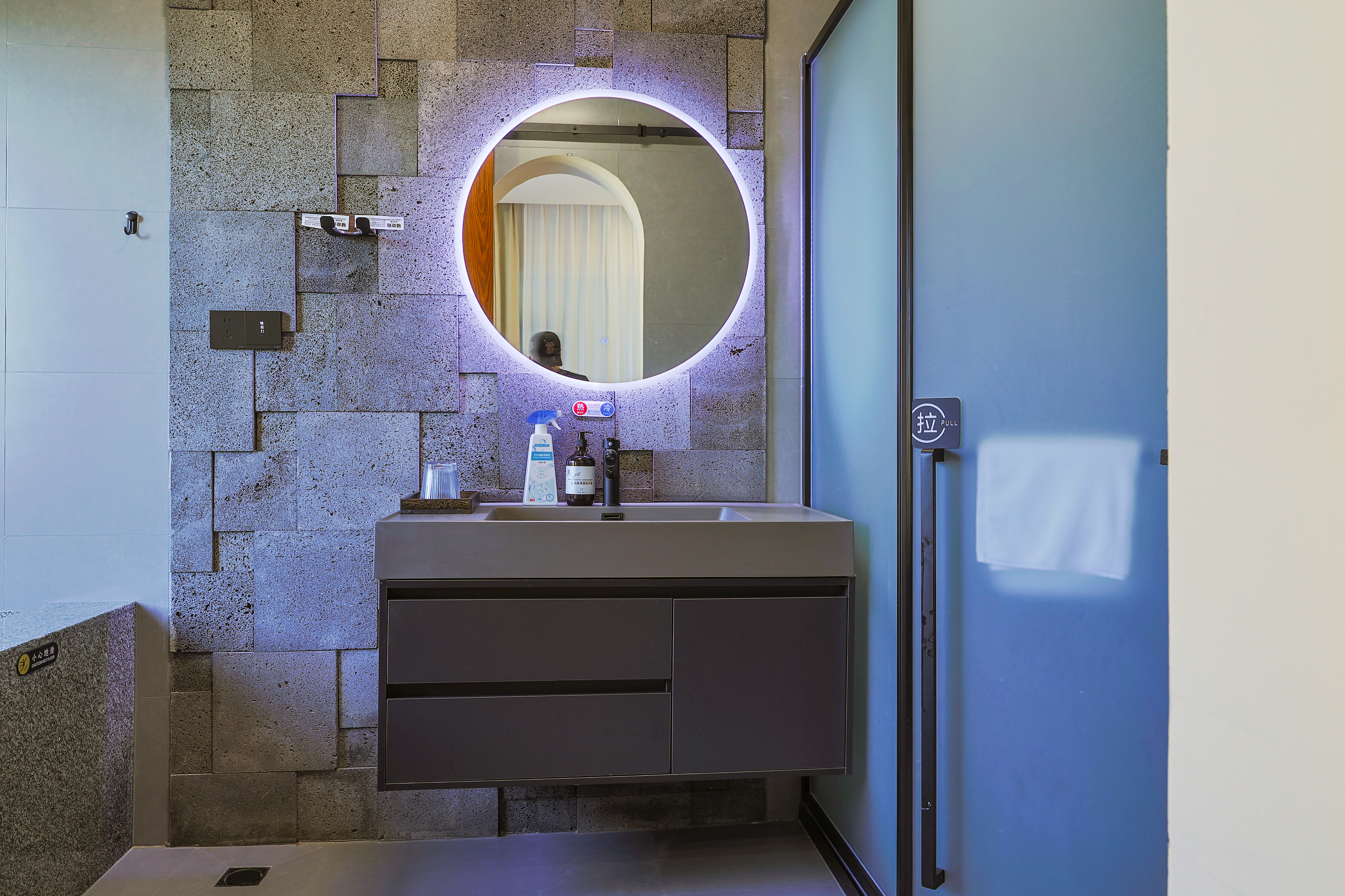 安之·荷度·温泉泡池大床房『小冰箱·壁炉·自动窗帘·原木家俱·庭院美景』