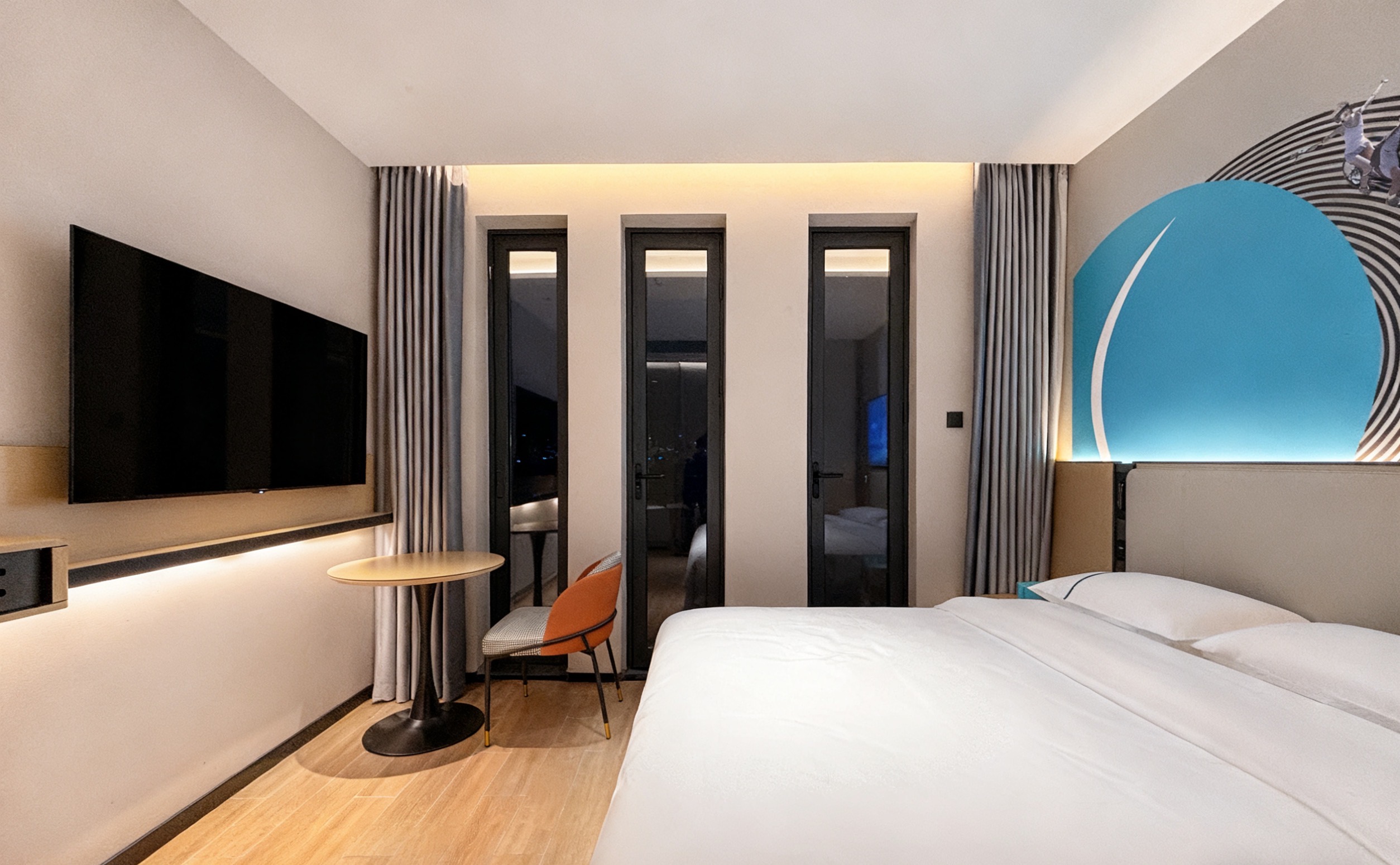 智能商务大床房-手机投屏+安享静谧+LED智能魔镜