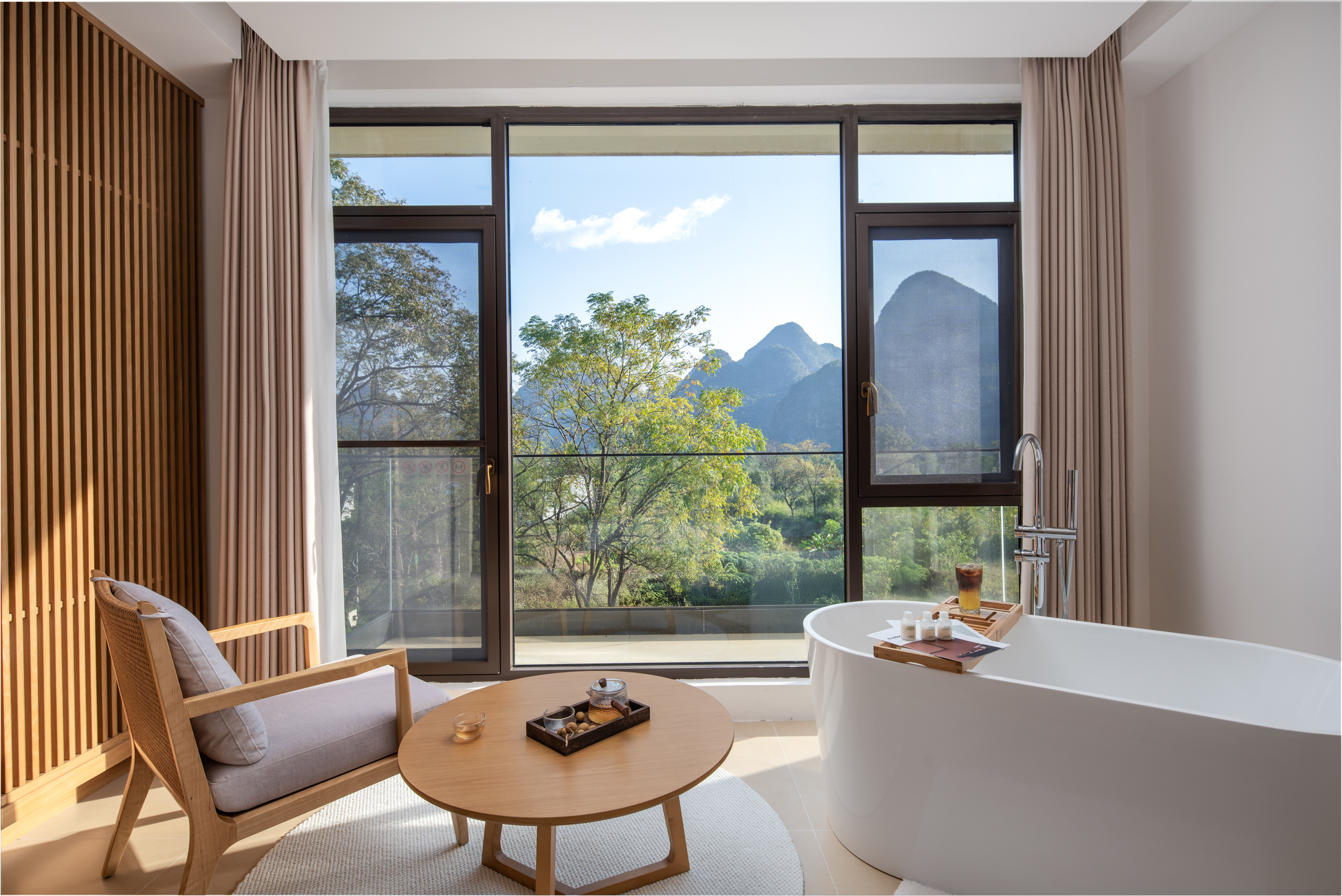 品茗欢享家庭套房（禅意观景茶桌+阳台休闲赏景+迷你冰箱+智能马桶）