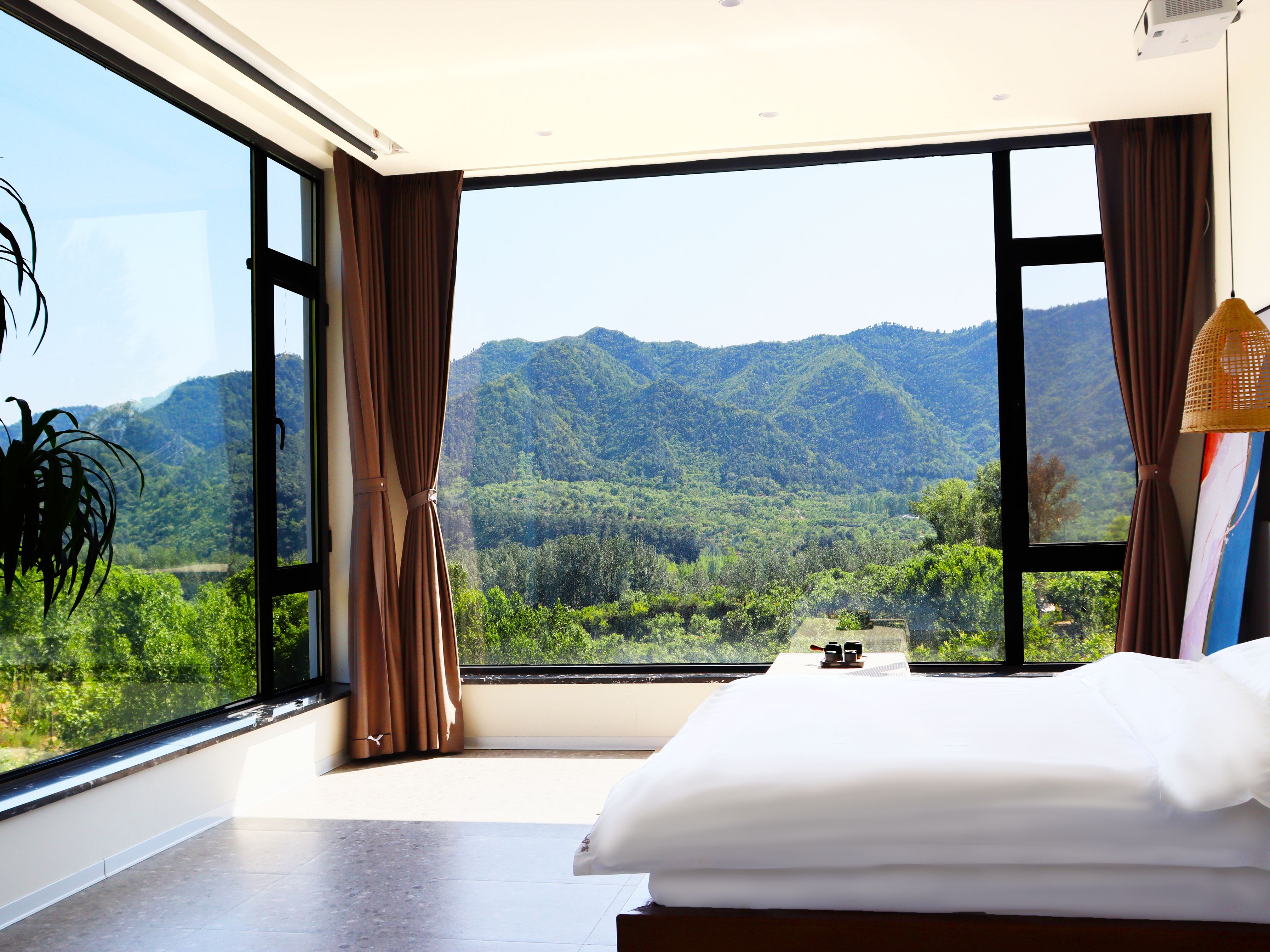 凤还巢360°山景家庭房——阳台+超大投影