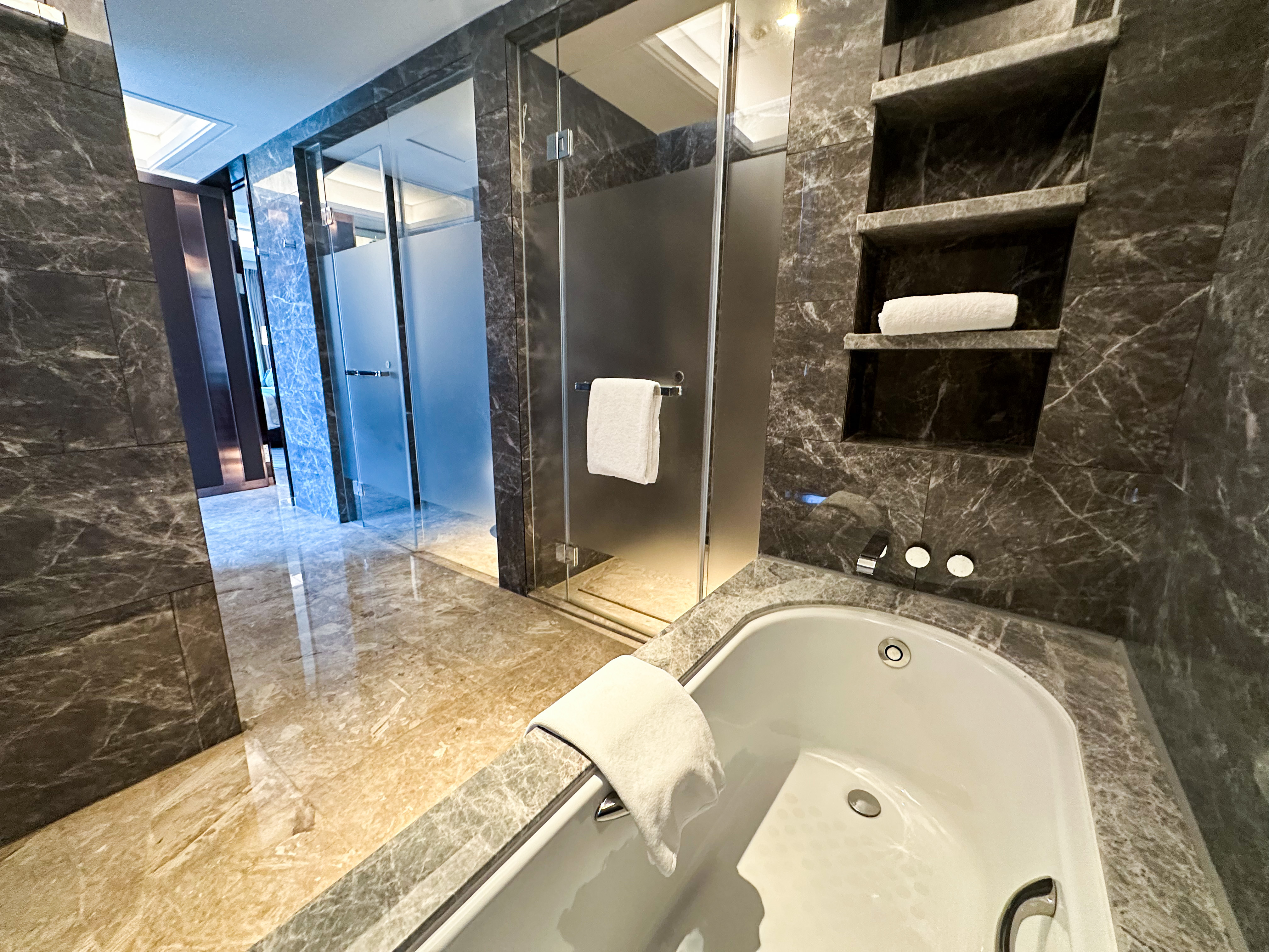 行政景观大床房（双面全景落地窗+浴缸+特大床）