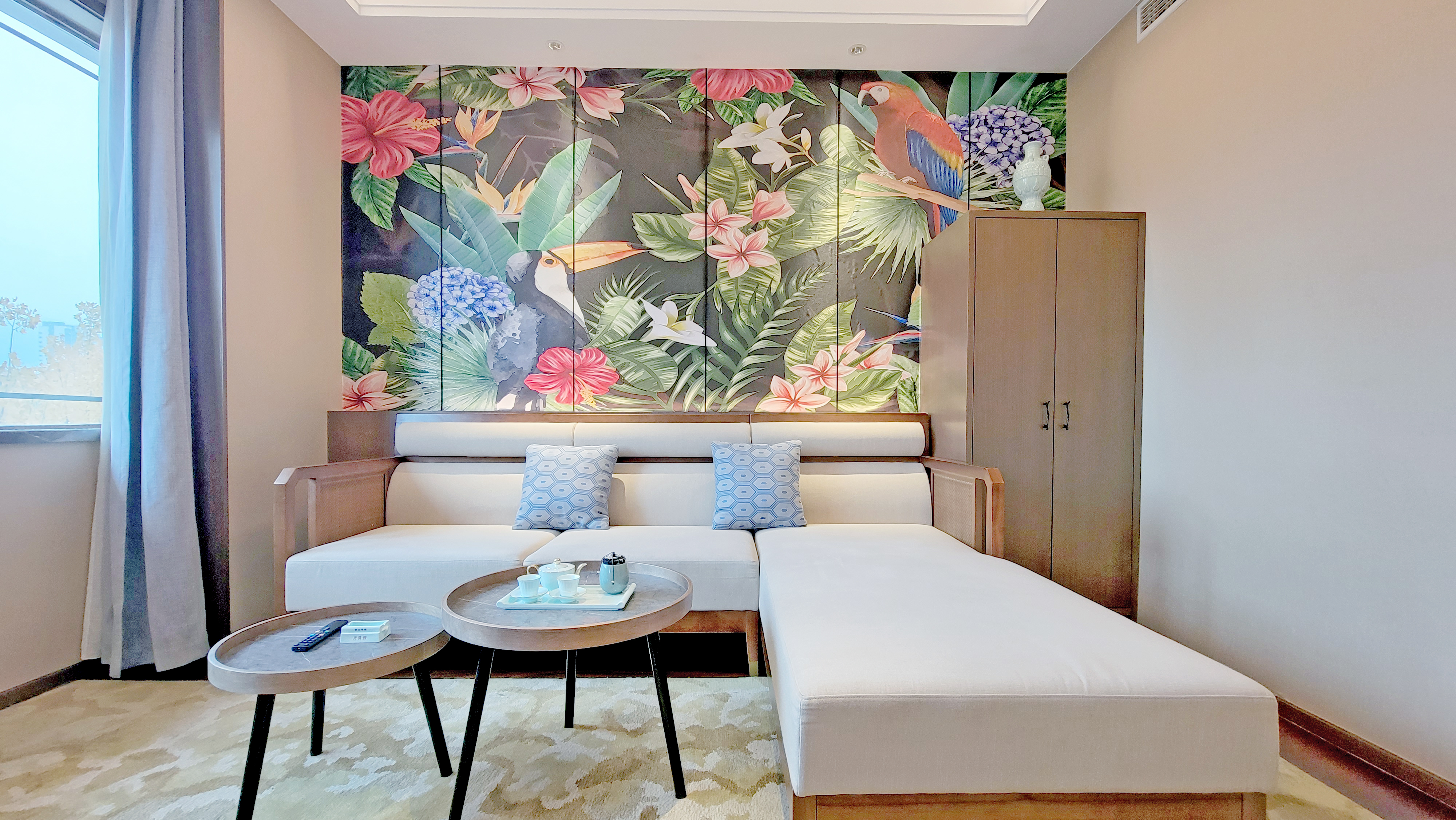 Guangying Bamburgh Neo-Chinese Style Deluxe Scenic View Elegant Suite (Zero Pressure Mattress + Deep Sleep Pillows + Constant Temperature Shower + Solid Wood Sofa Minimalist Style)