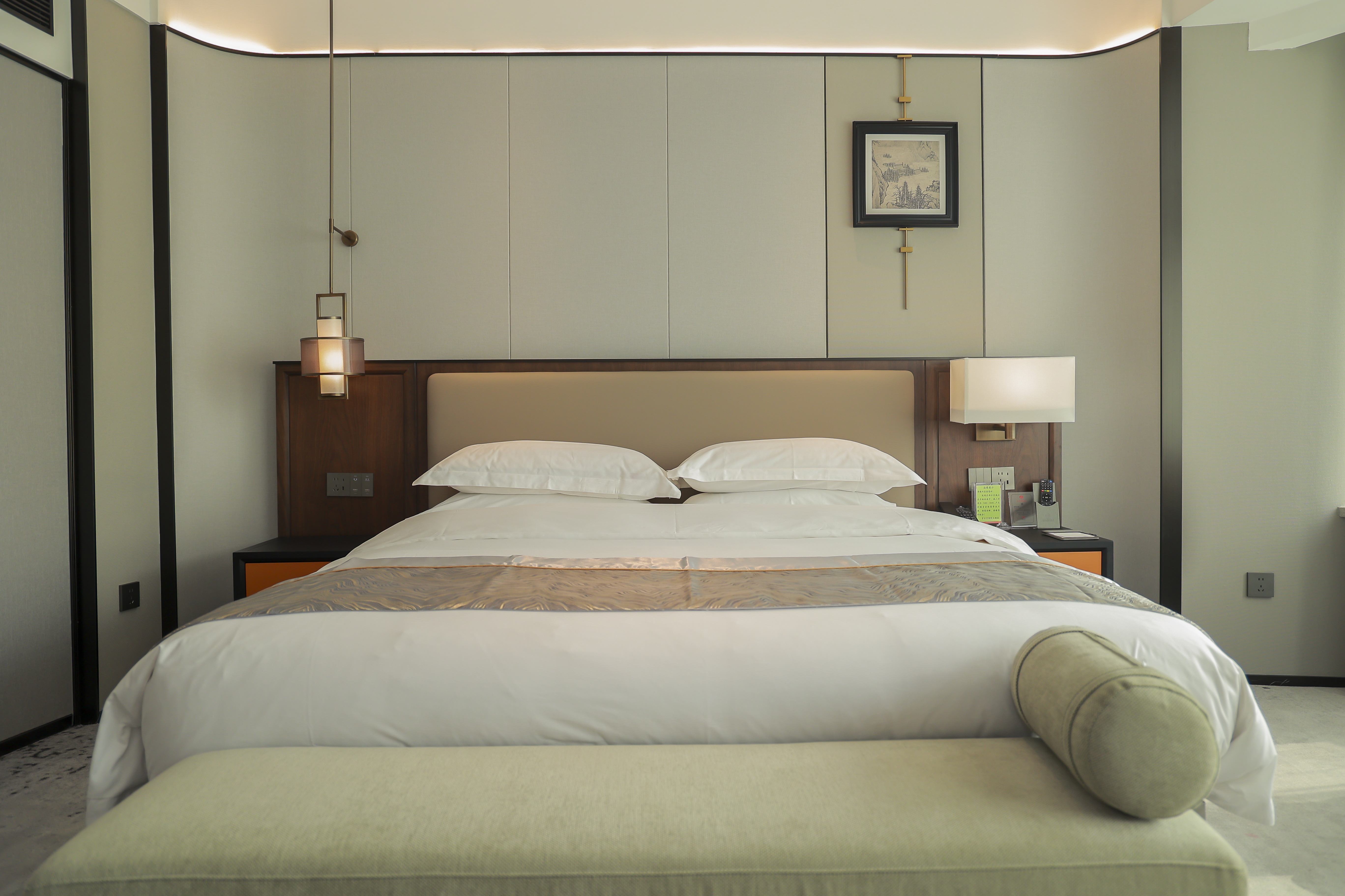 豪华大床房（景观落地窗+RoomPlus洗护用品+小冰箱）