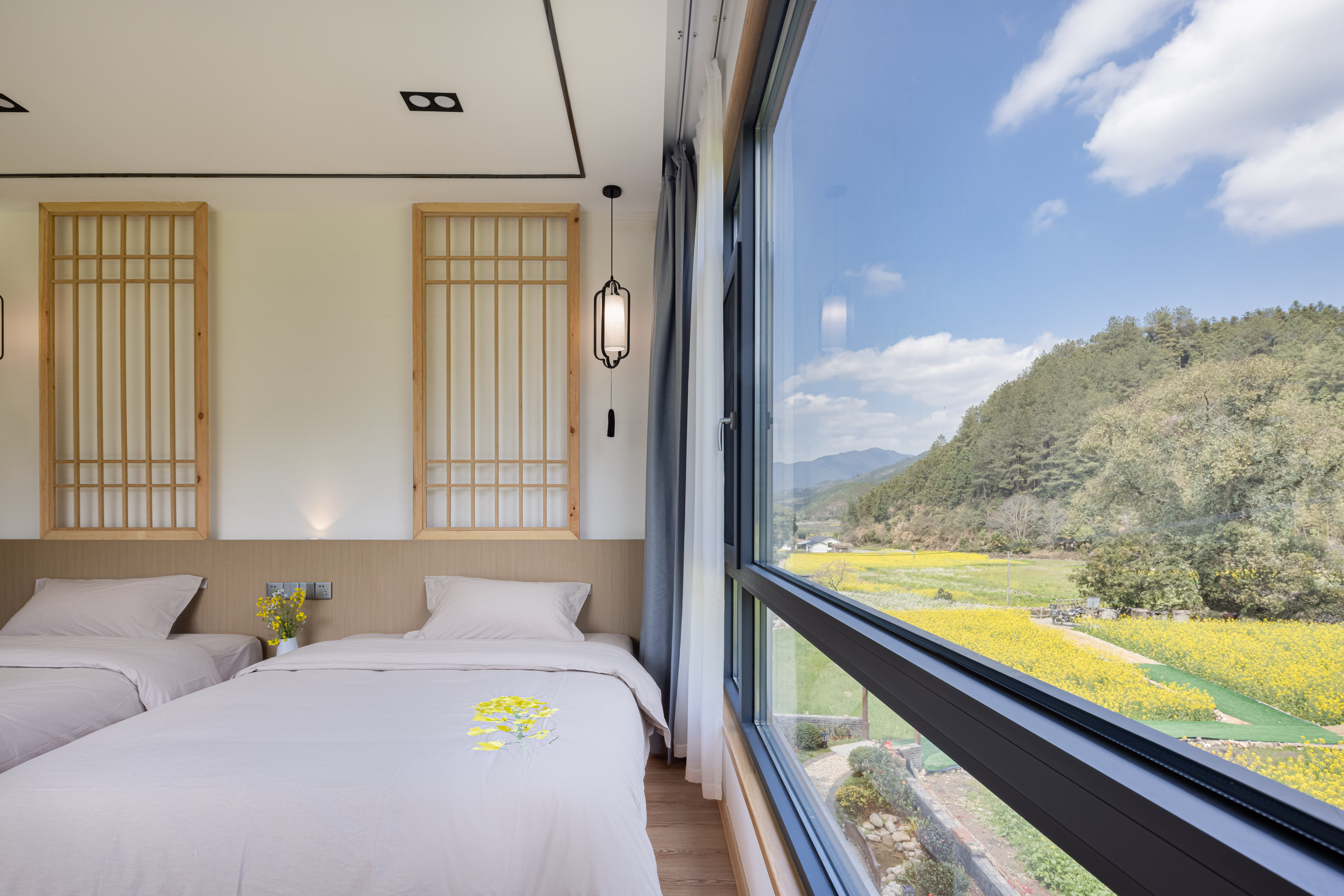 Si Yuan Scenic Twin Room With 180 ° View, Large Screen Projection, And View Of Canola Flowers From Bed