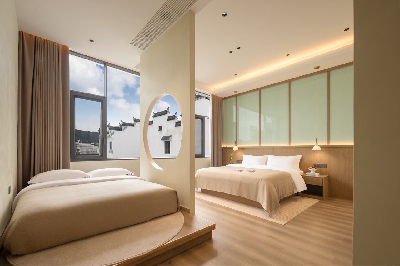 Green Field Scenic Family Room (Hisense 27