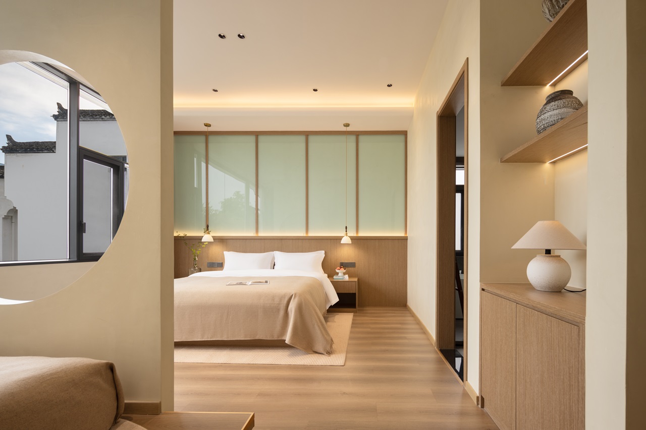 Green Field Scenic Family Room (Hisense 27