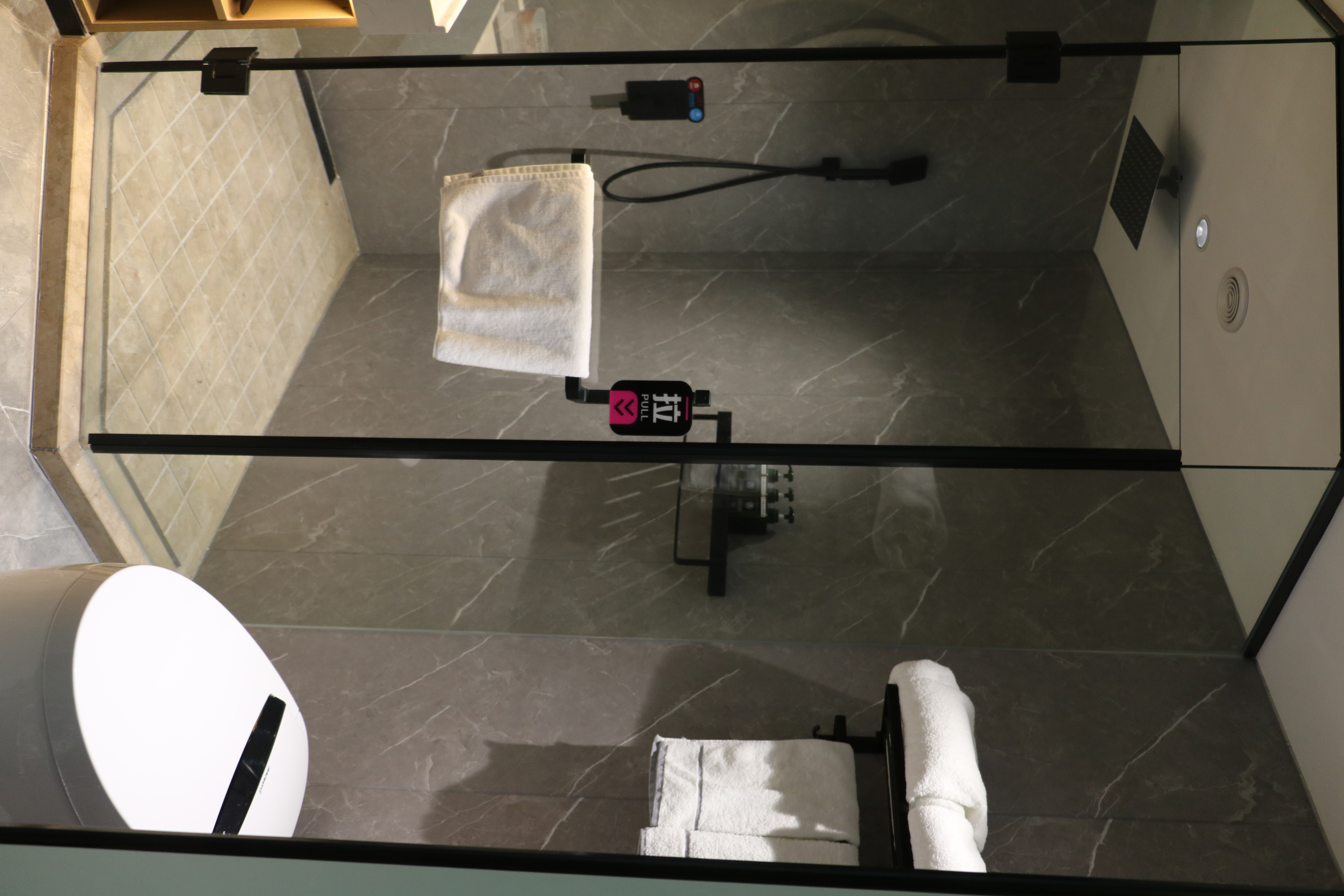 一战成硕·青云万里大床房『全屋智能+零压舒眠乳胶床垫+云朵般柔软透气鹅绒被+MINI冰箱+恒温智能马桶』