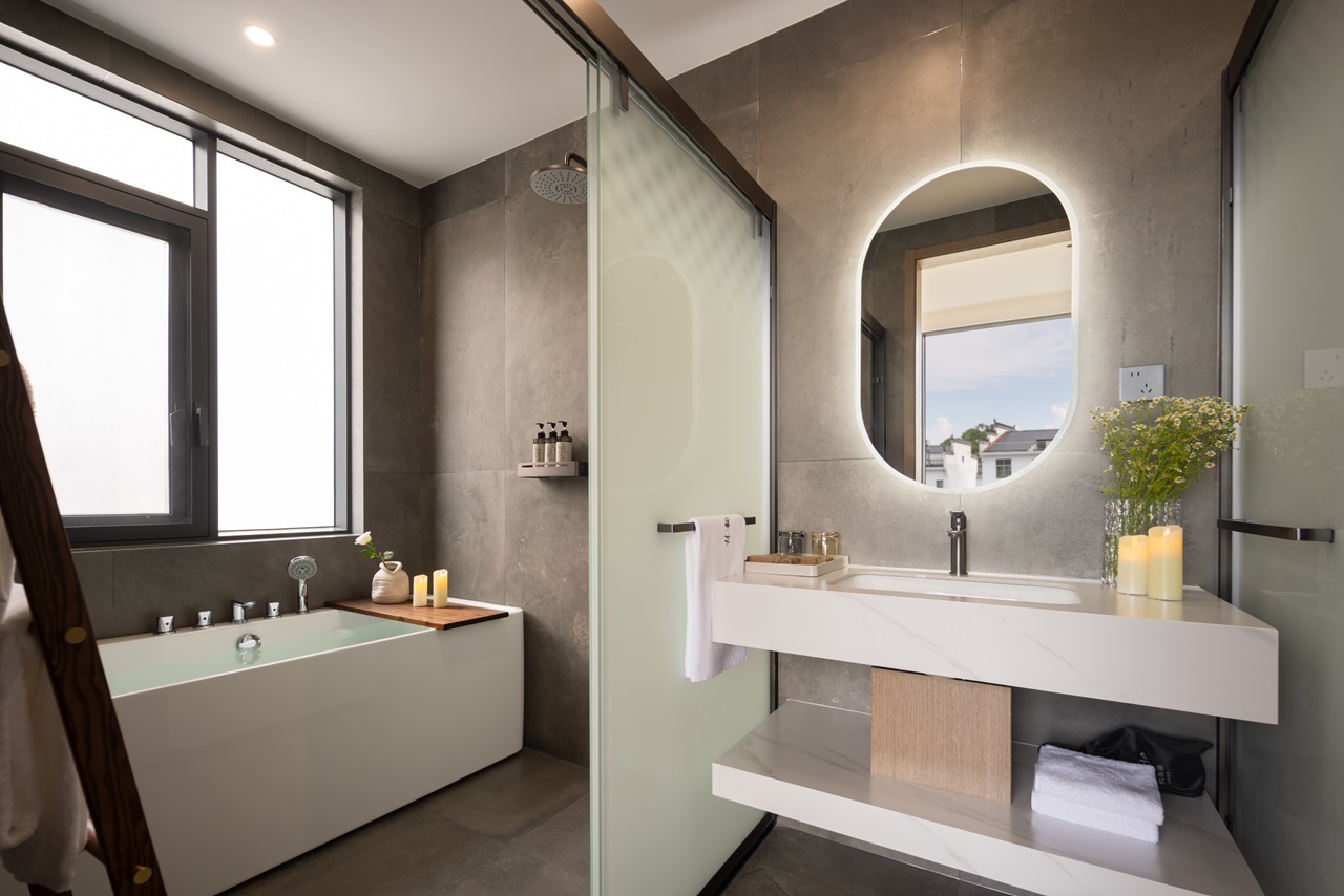 Green Field Scenic Family Room (Hisense 27