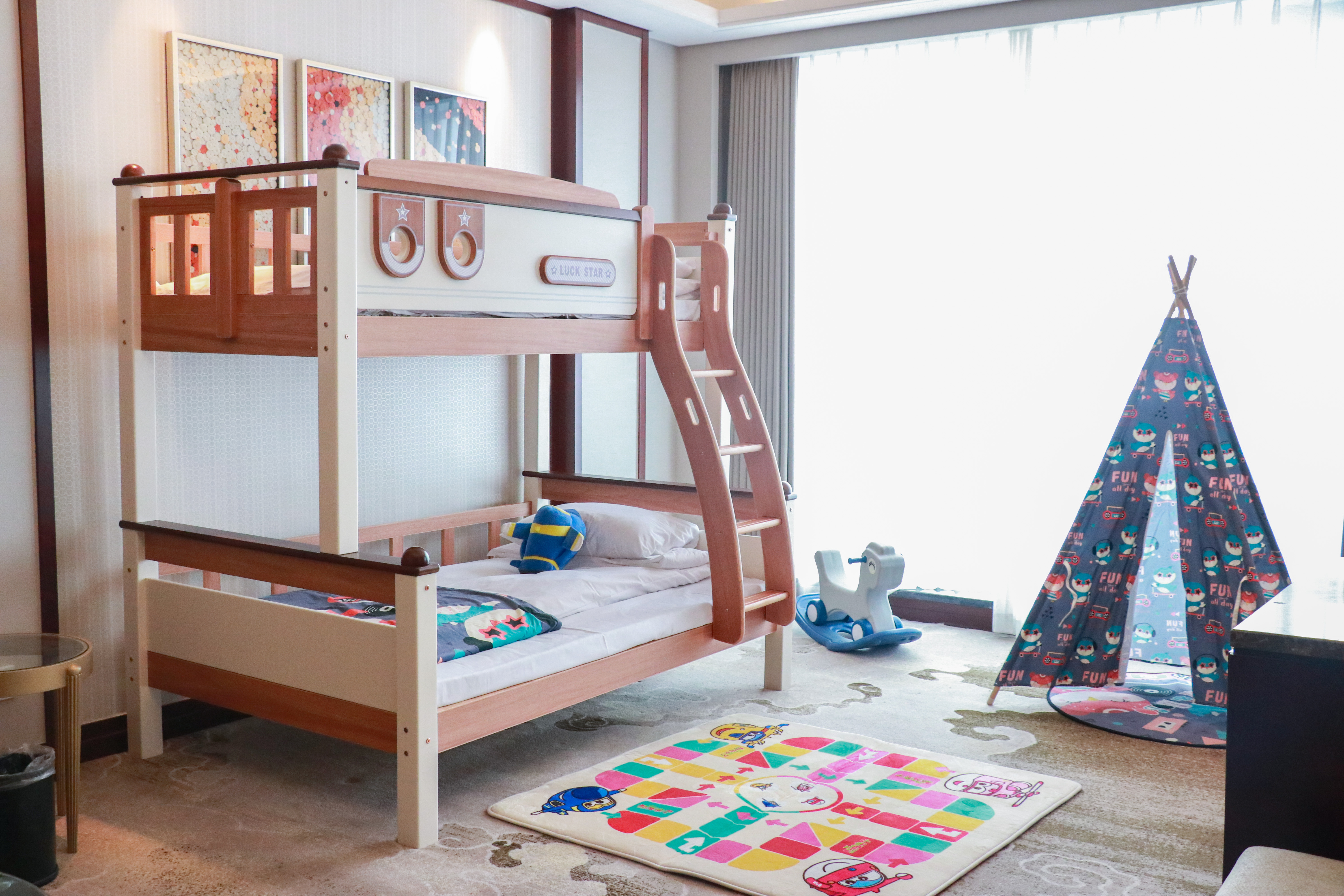 豪华家庭套房（全景落地窗+浴缸+上下铺）