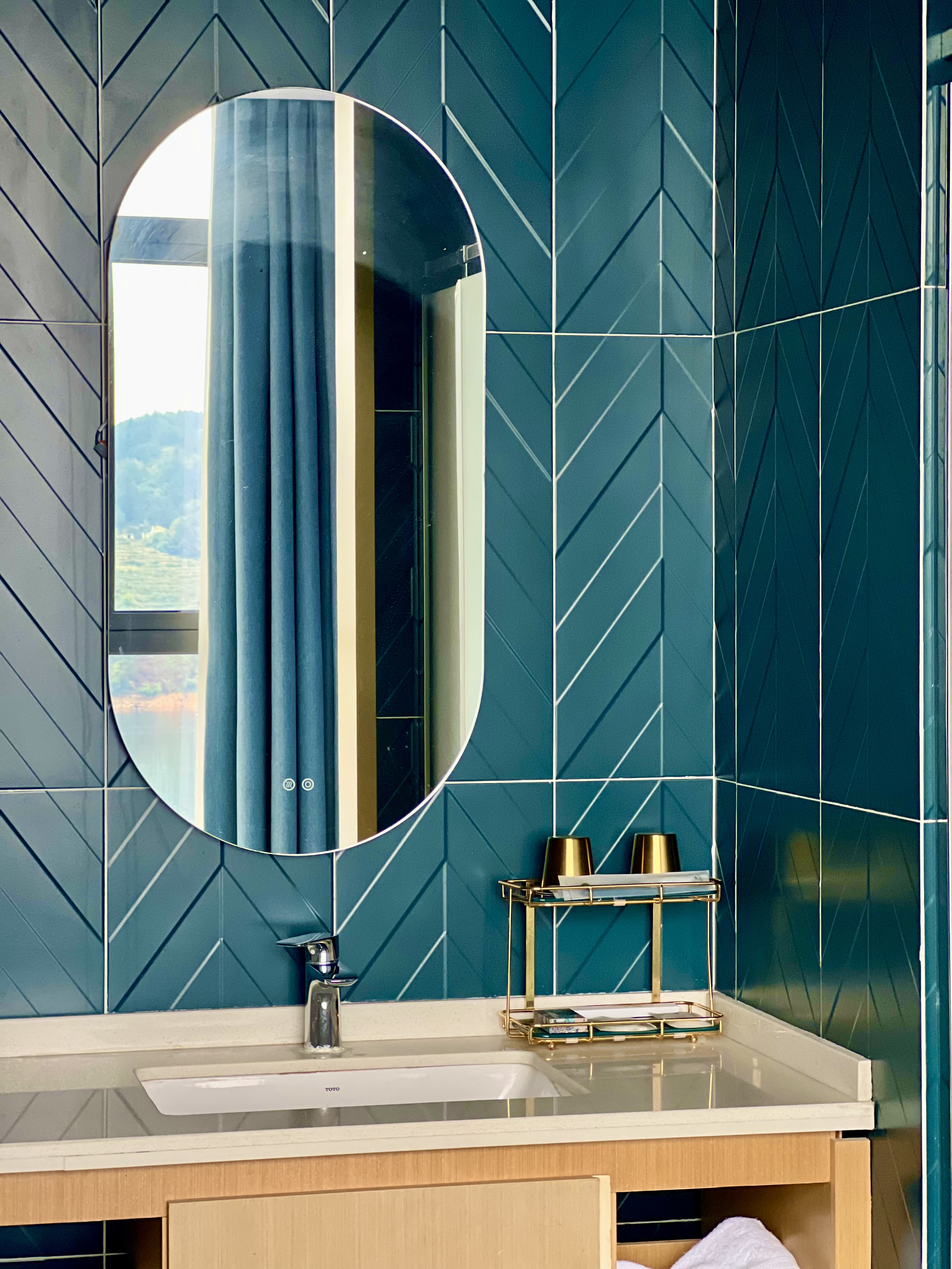 Viscount Deluxe Lake-View Double Bed Room