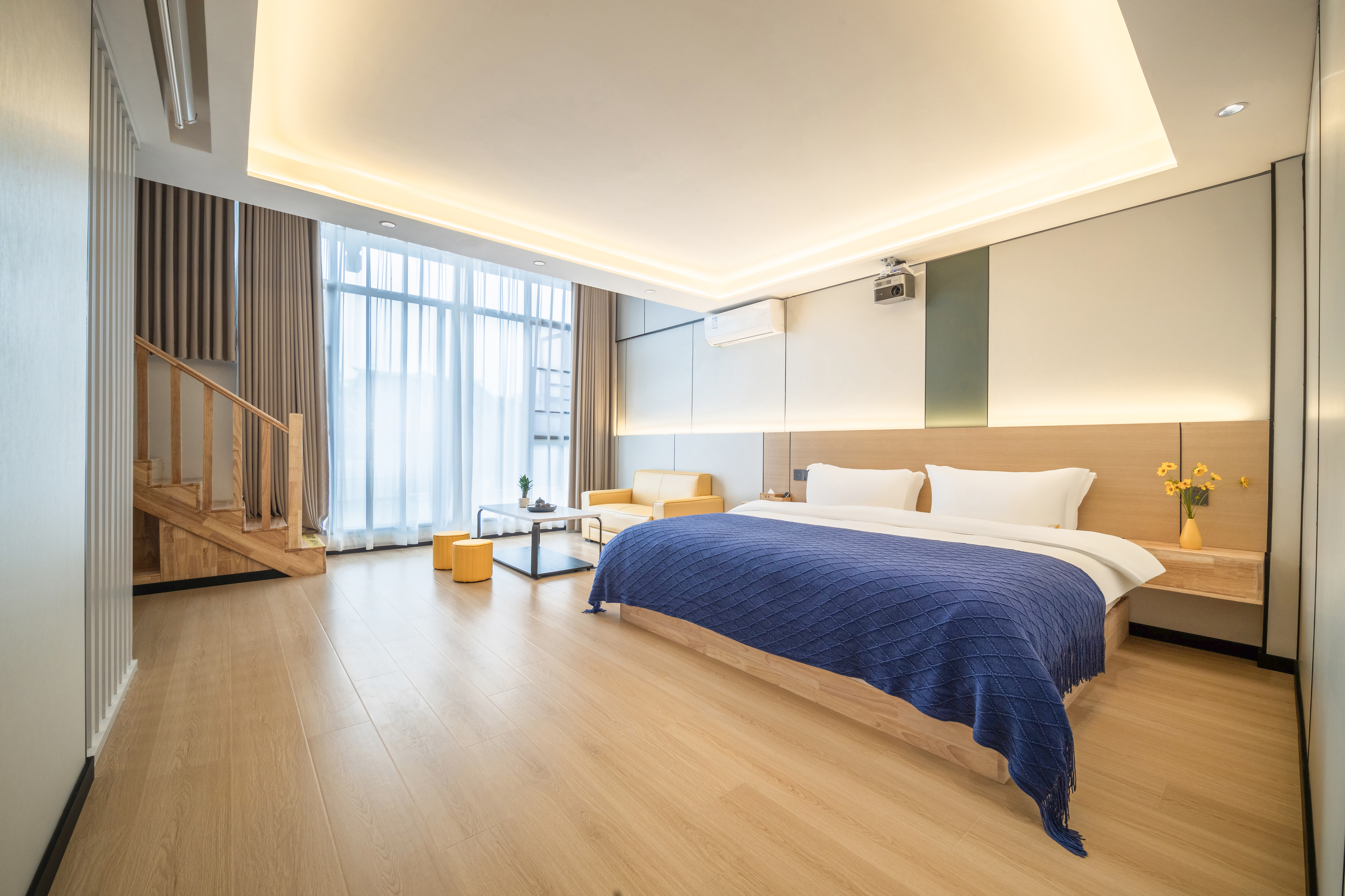 Cloud Comfort Duplex Family Room (Two-Bedroom Two-Bathroom + High-End Latex Mattress + Smart Toilet + 100-Inch Projector Av)