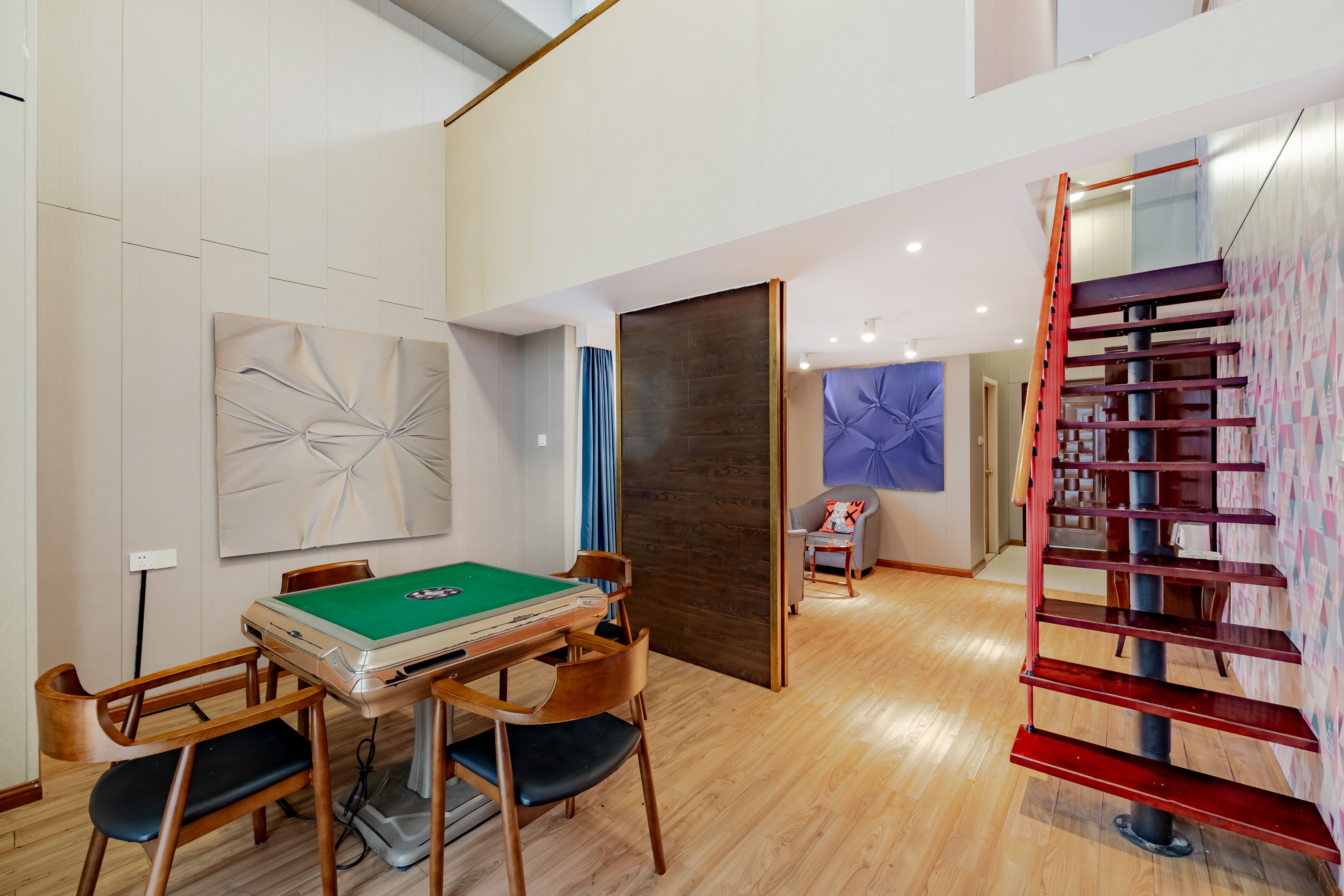 Deluxe Loft (Cards, living room)