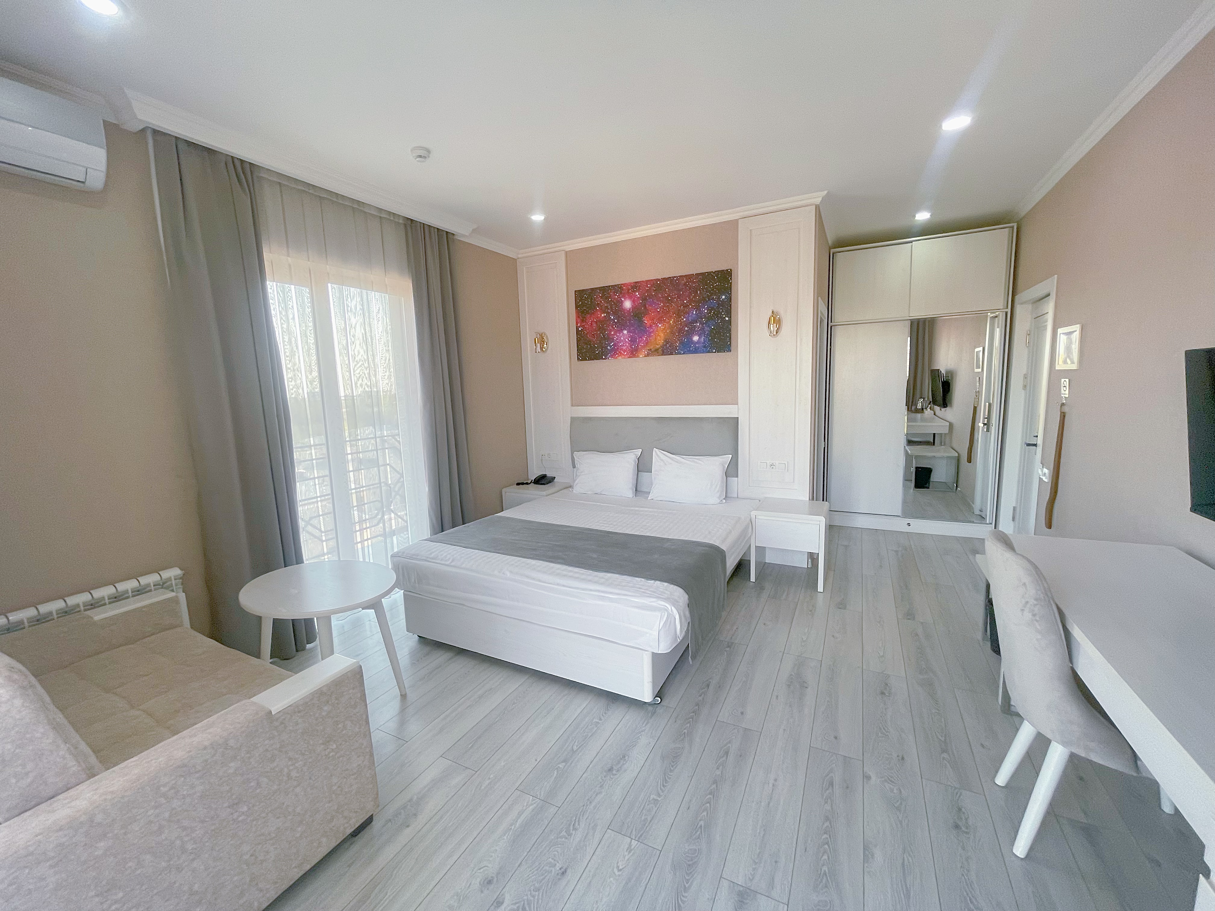 豪華露台全景大床房（全含：接機/早食/落地簽/增值税）