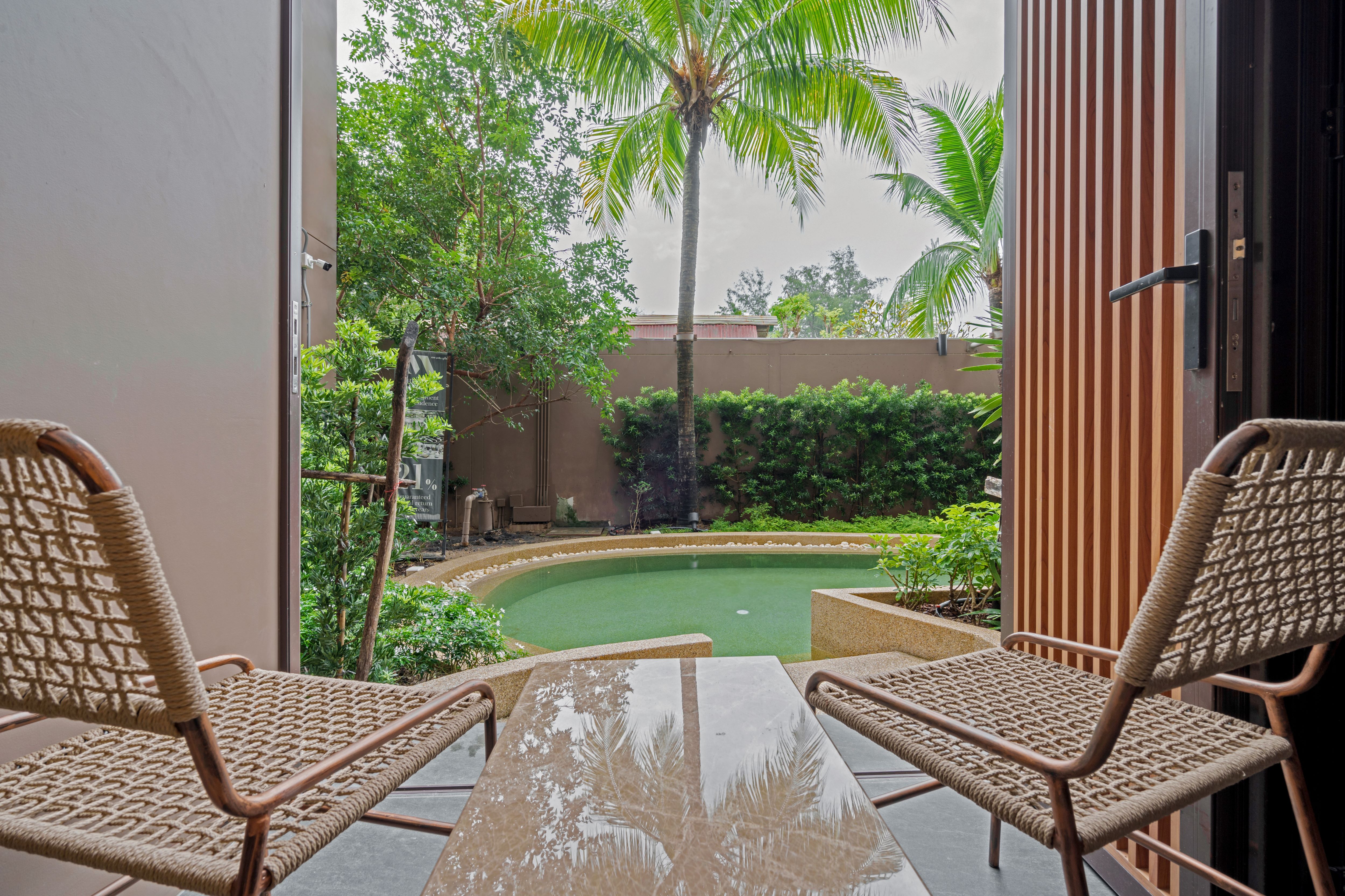 豪華特大床房 - 可使用游泳池