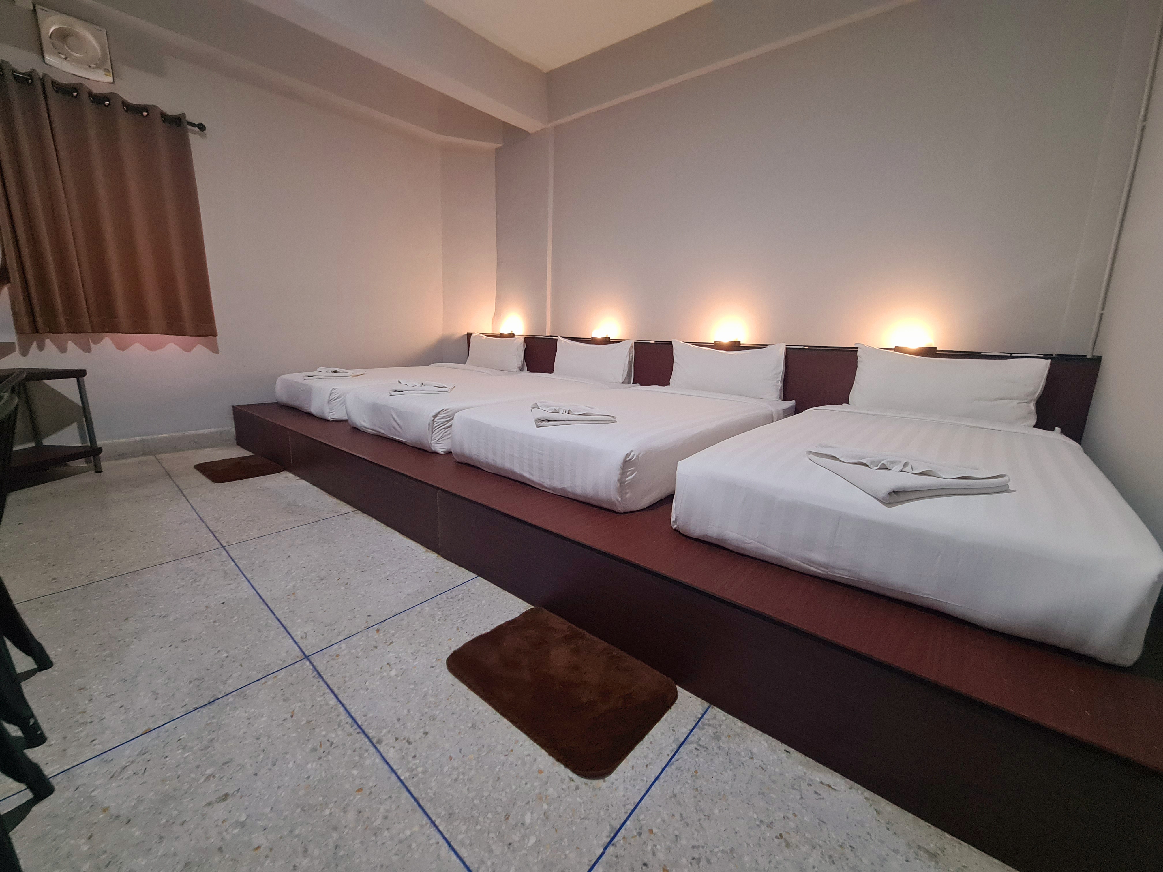 家庭房含4张单人床与共用浴室