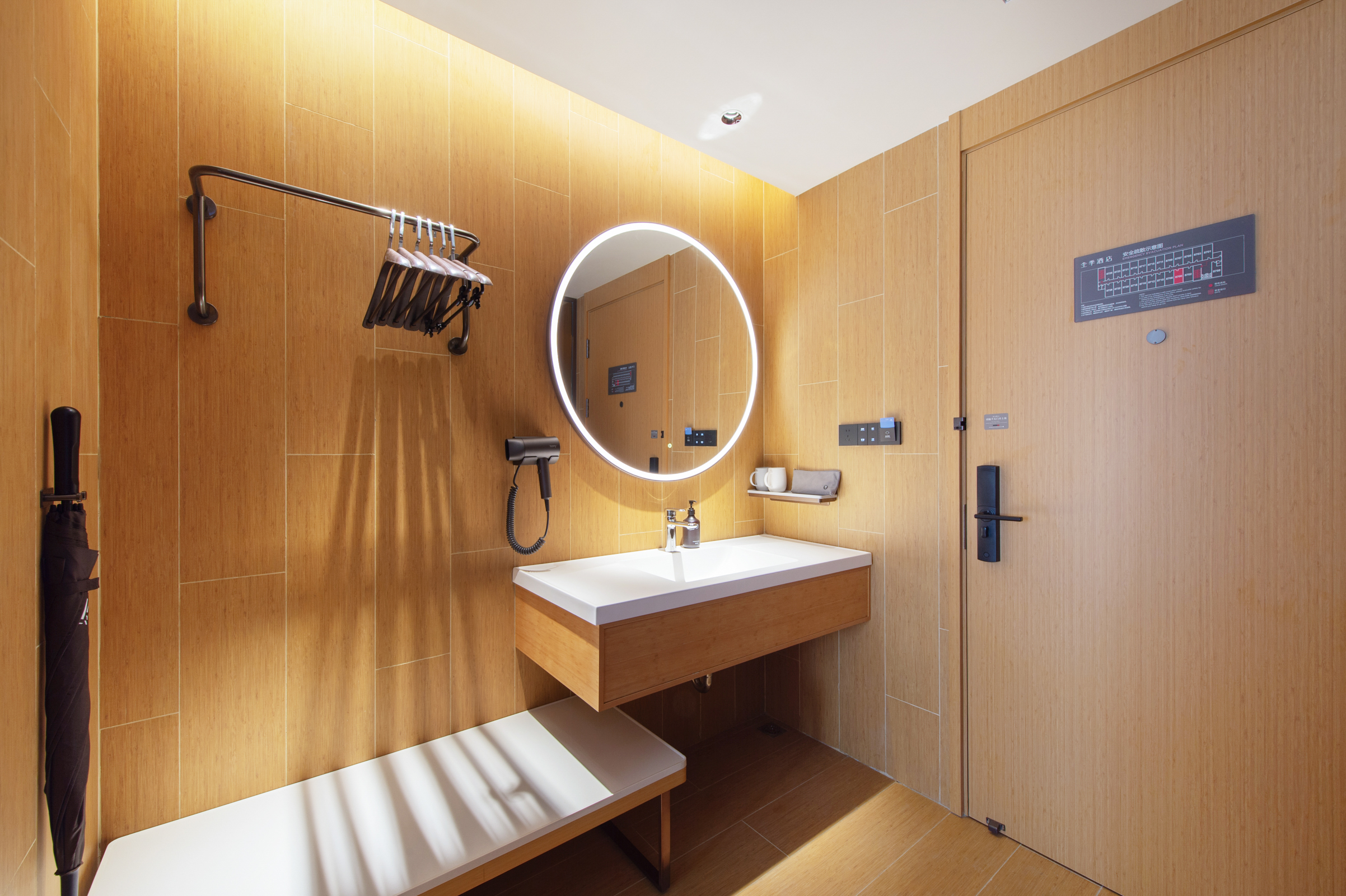 高级大床房【木香茶韵 ·禅意空间 ·零压好眠】