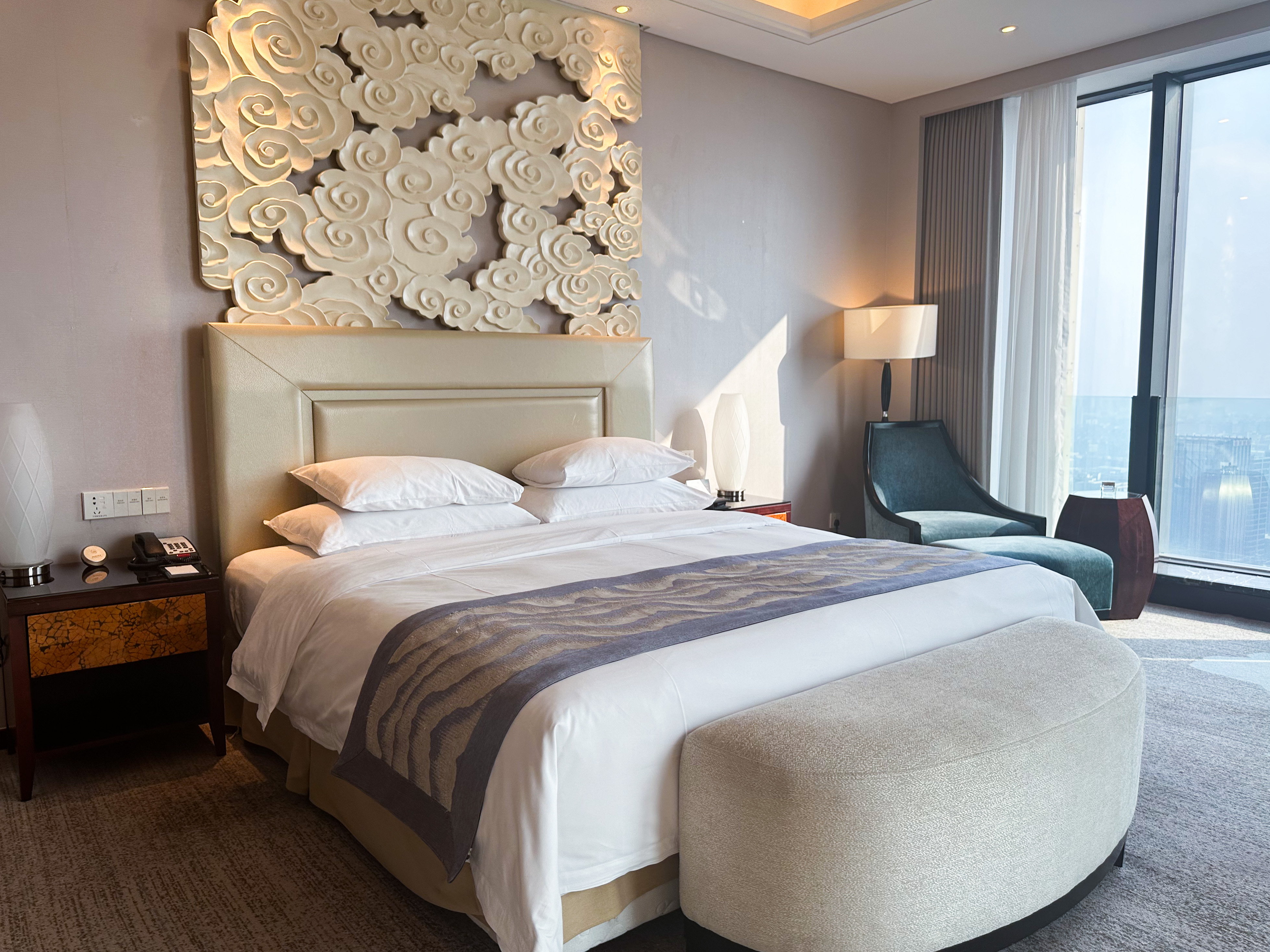 豪华景观大床房（双面全景落地窗+浴缸+特大床）