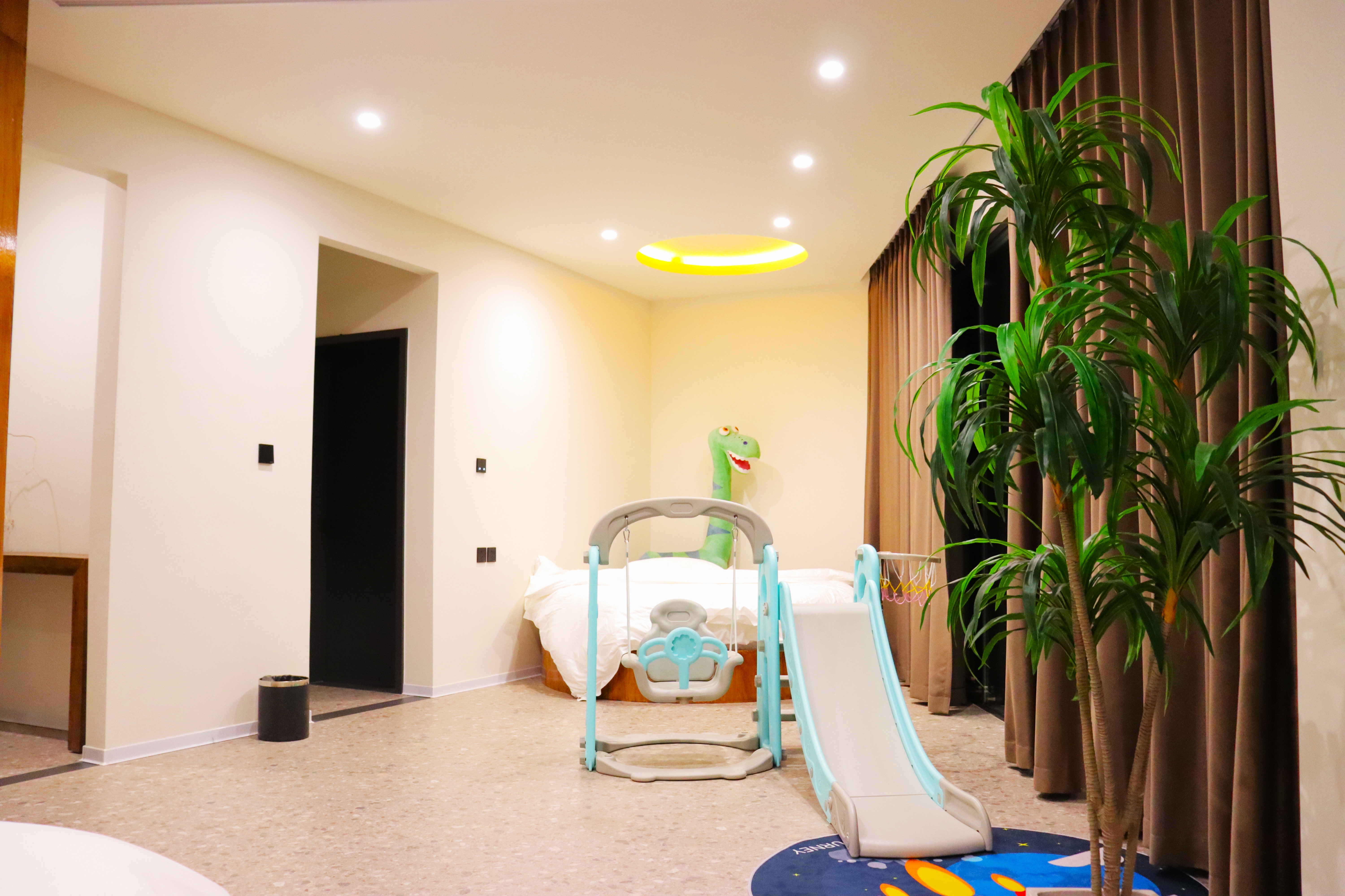 凤还巢360°山景家庭房——阳台+超大投影