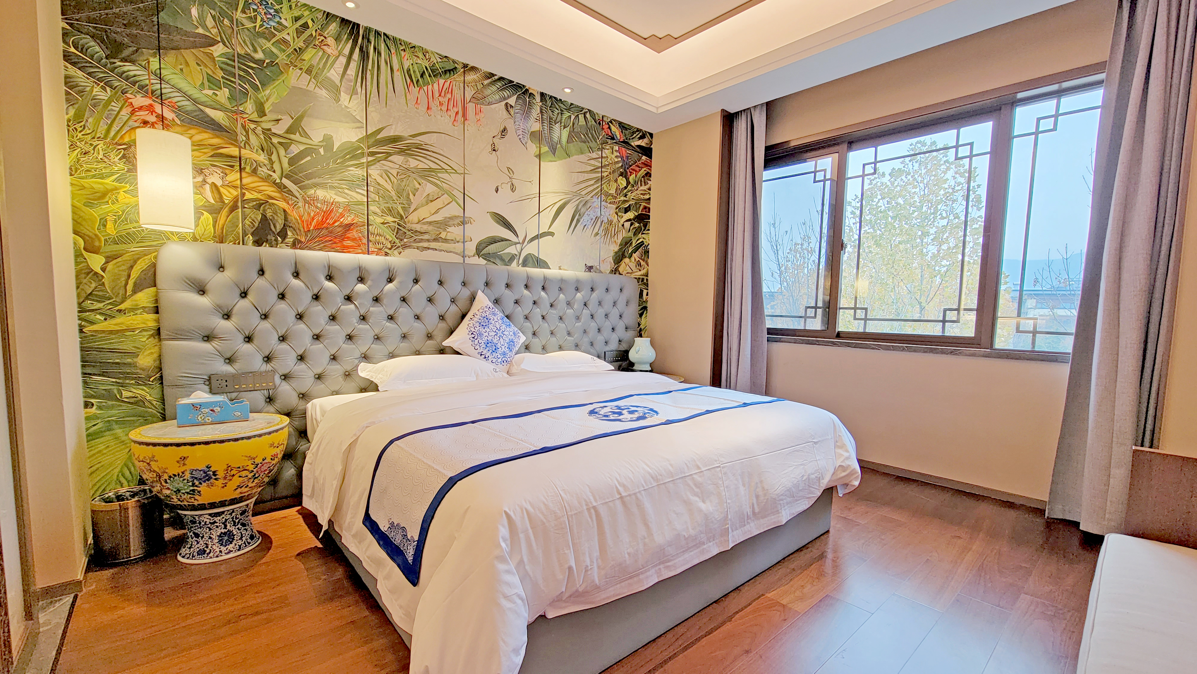 Guangying Bamburgh Neo-Chinese Style Deluxe Scenic View Elegant Suite (Zero Pressure Mattress + Deep Sleep Pillows + Constant Temperature Shower + Solid Wood Sofa Minimalist Style)