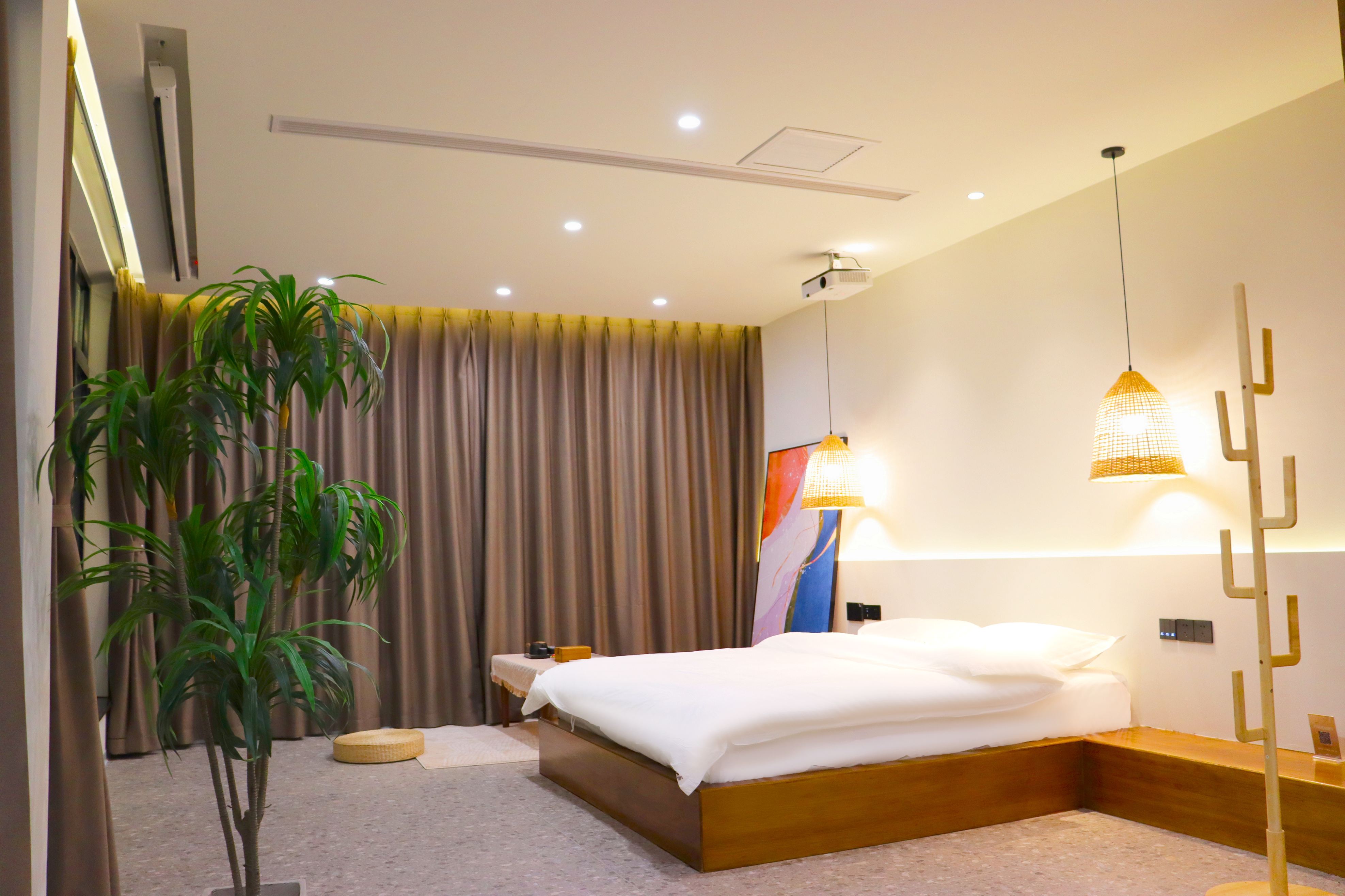 凤还巢360°山景家庭房——阳台+超大投影