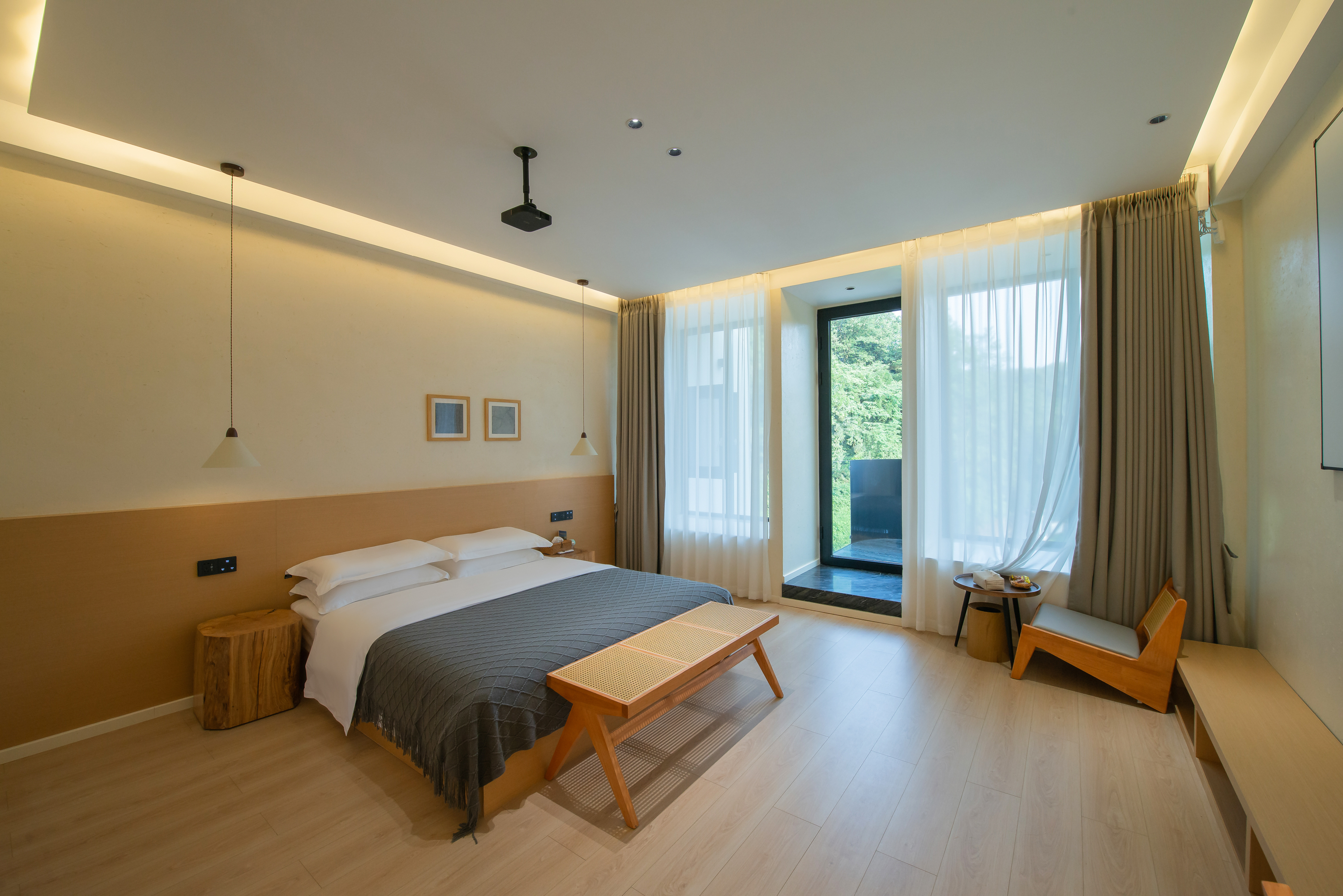Bifengxia Lanshan Designer Homestay Huaxu Light Luxury Cinema Double Bed Room