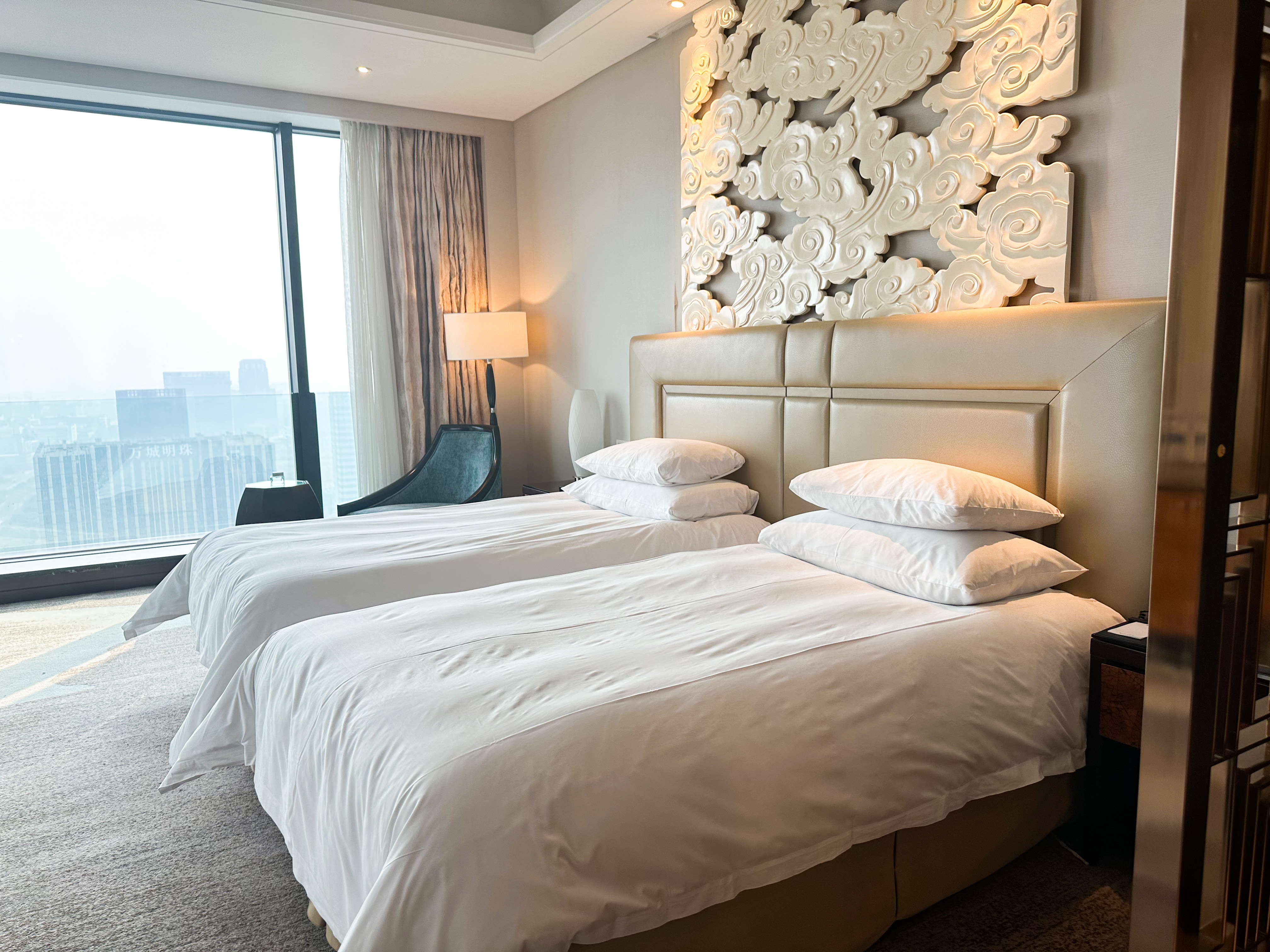 豪华景观双床房（全景落地窗+浴缸+城市景观）