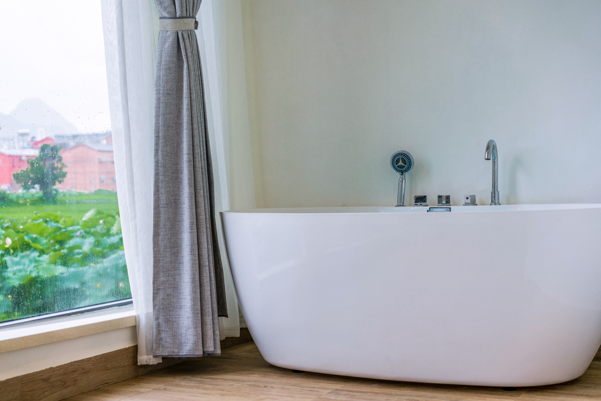 舒适阳光浴缸大床