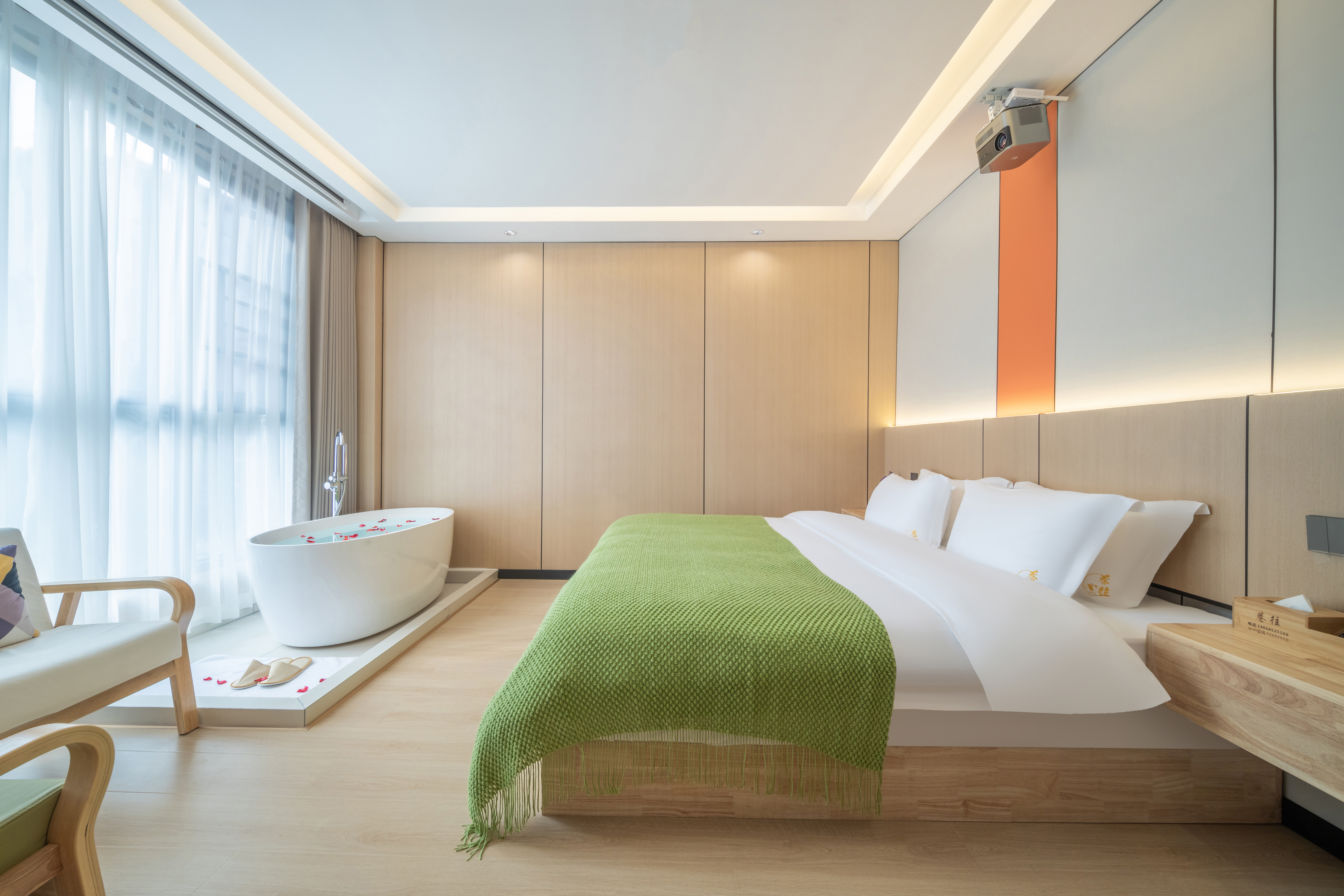 Zhi Huan Tub Double Bed Room With High-End Latex Mattress + Smart Toilet + 100-Inch Projector Av