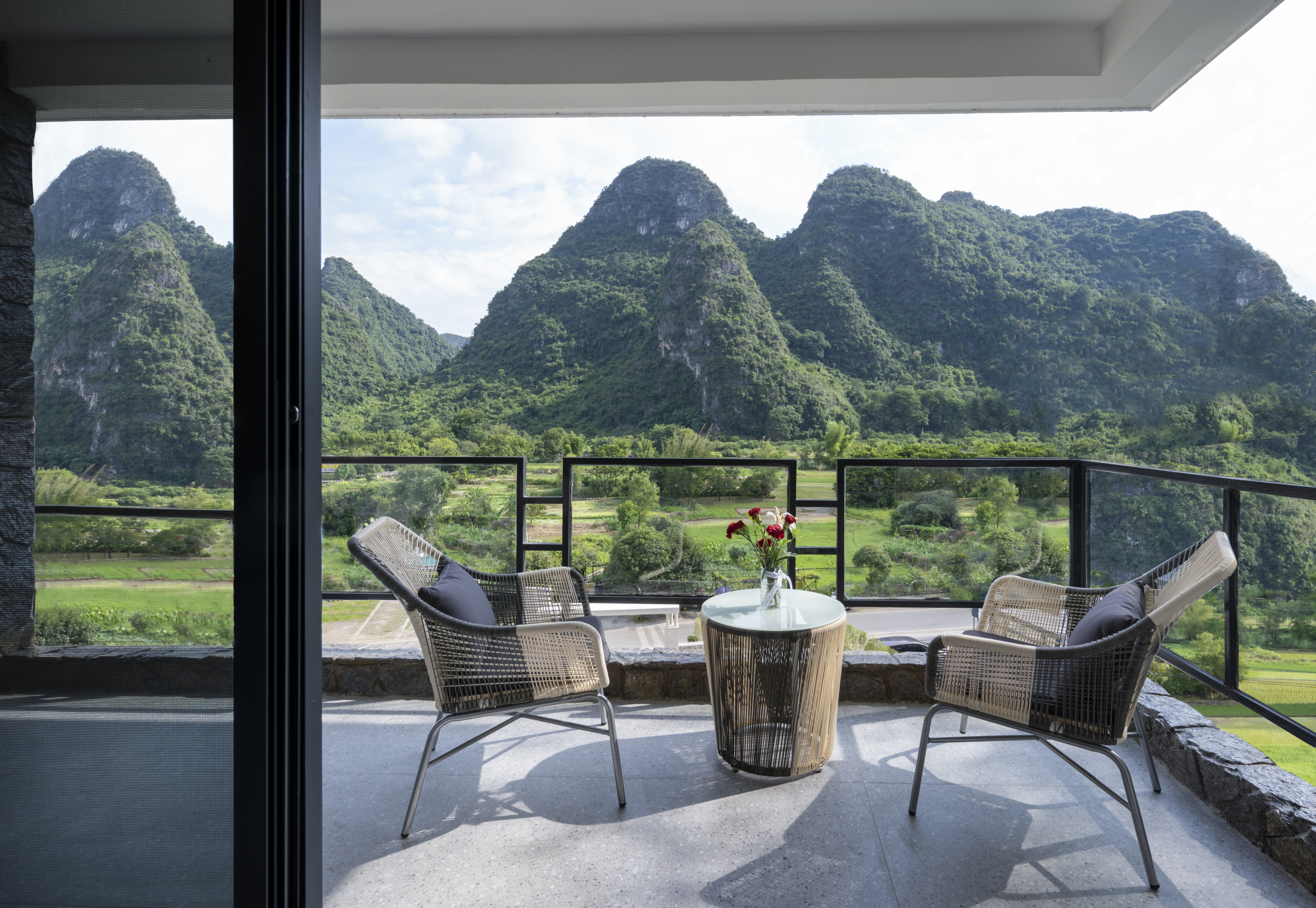 山水阳台投影大床房（河景大阳台+山景浴缸+小冰箱）