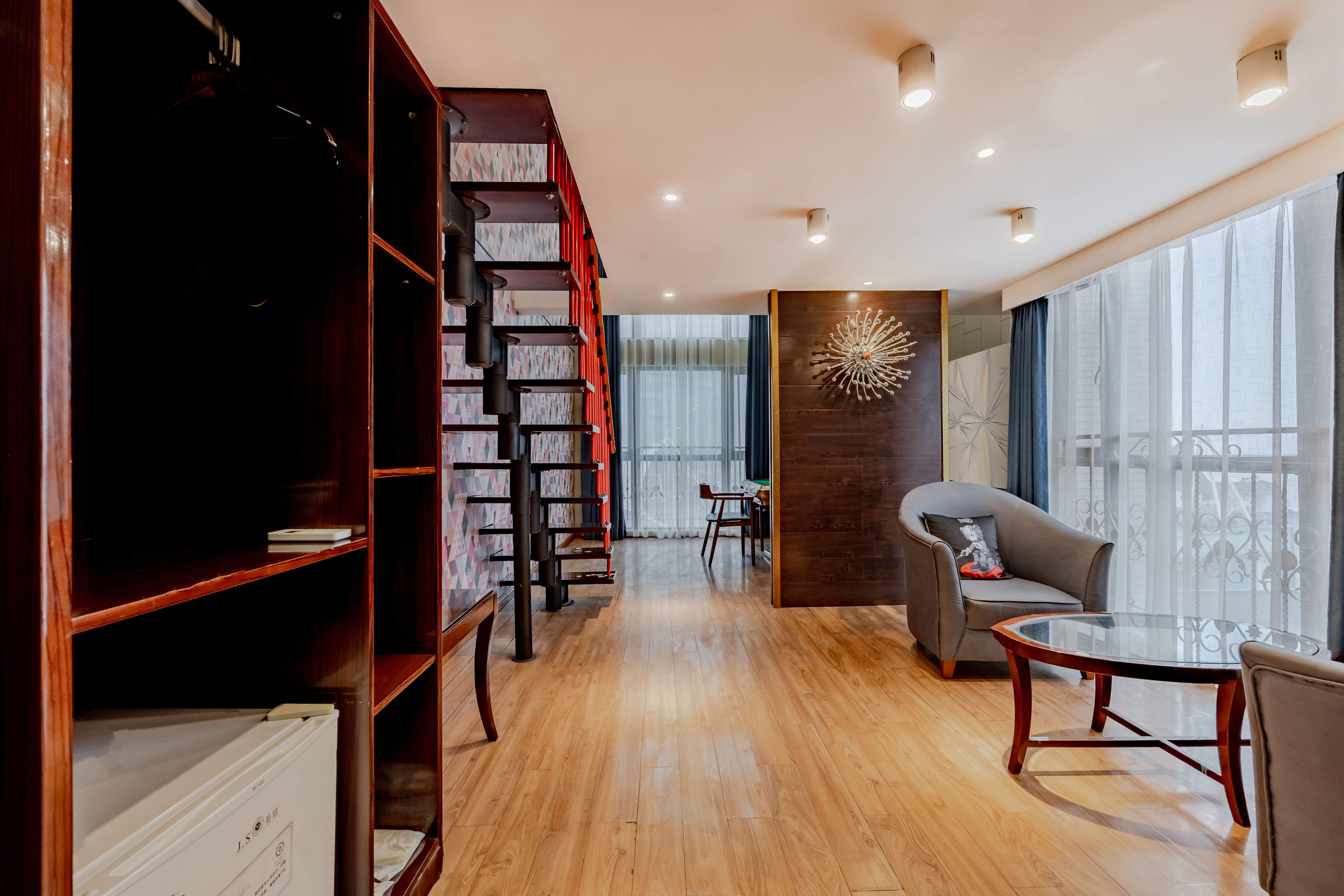 Deluxe Loft (Cards, living room)