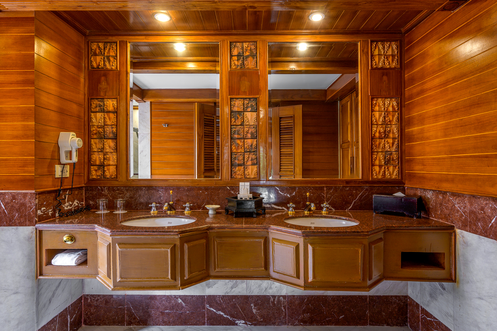 一卧室山畔套房（帶露台和浴缸）