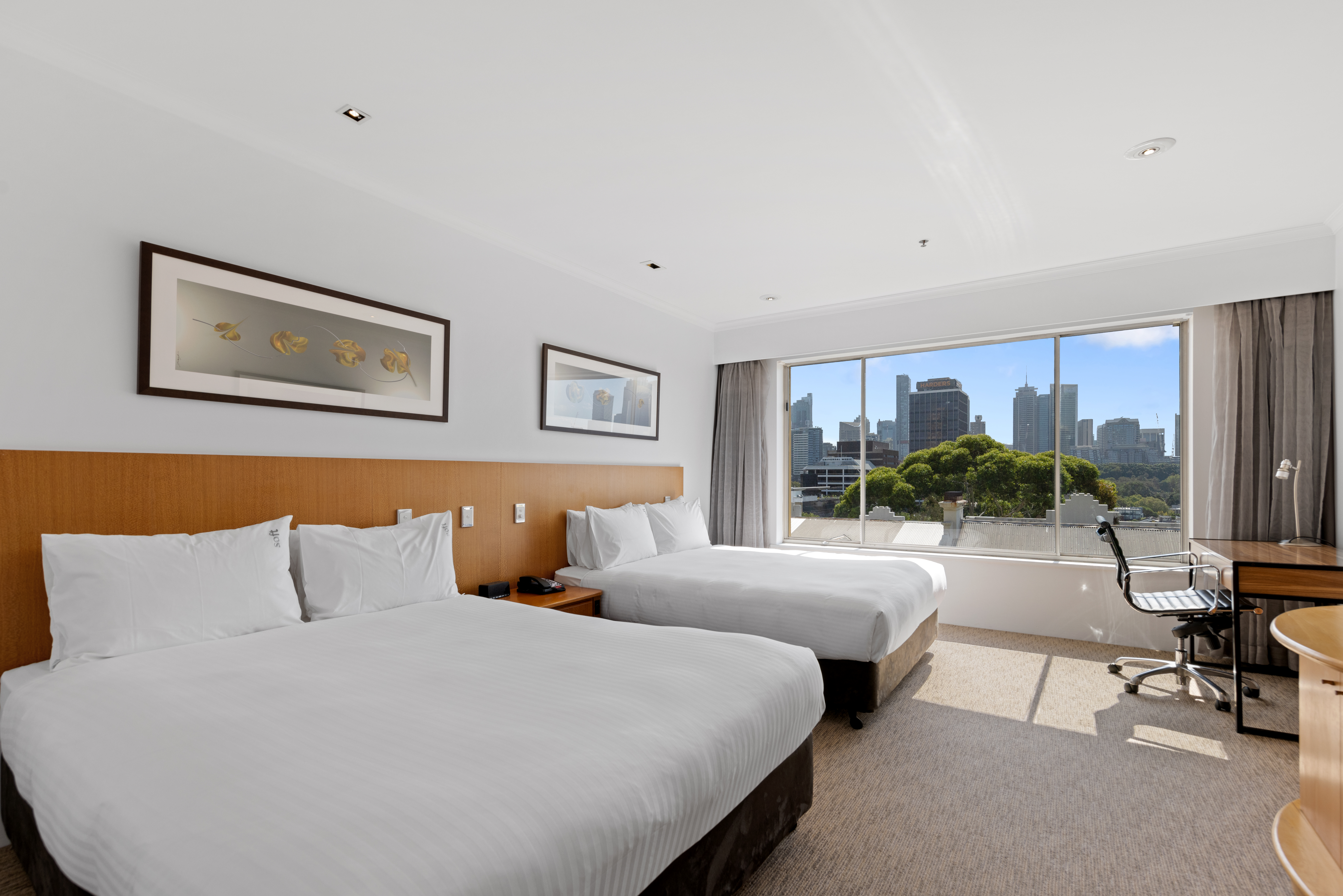 优质双大床房带城市景观