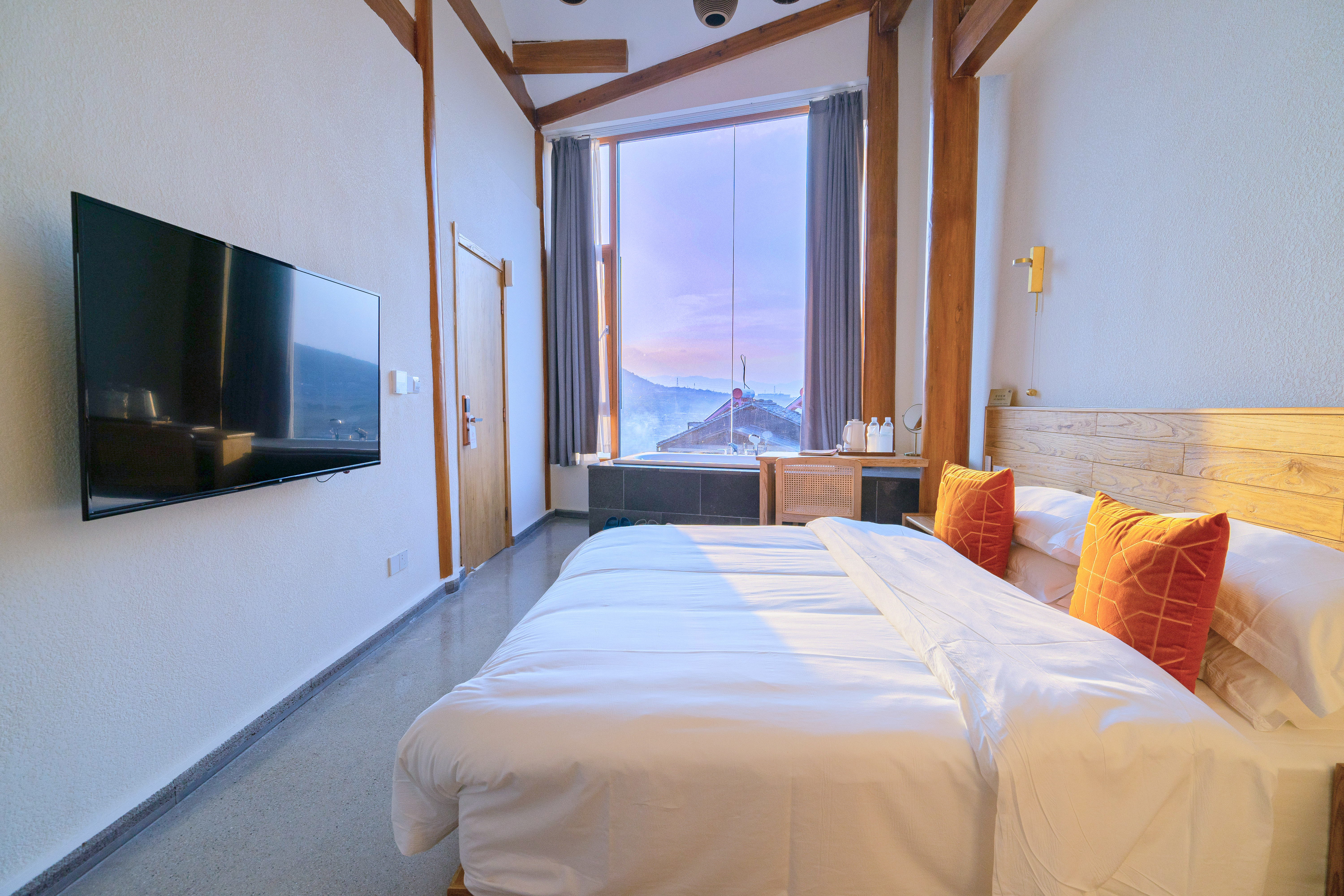 眺山·蒼峯遠景私湯大床房「金可兒舒睡床墊·自動窗簾·電熱毛巾架·恆温花灑·原木傢俱」