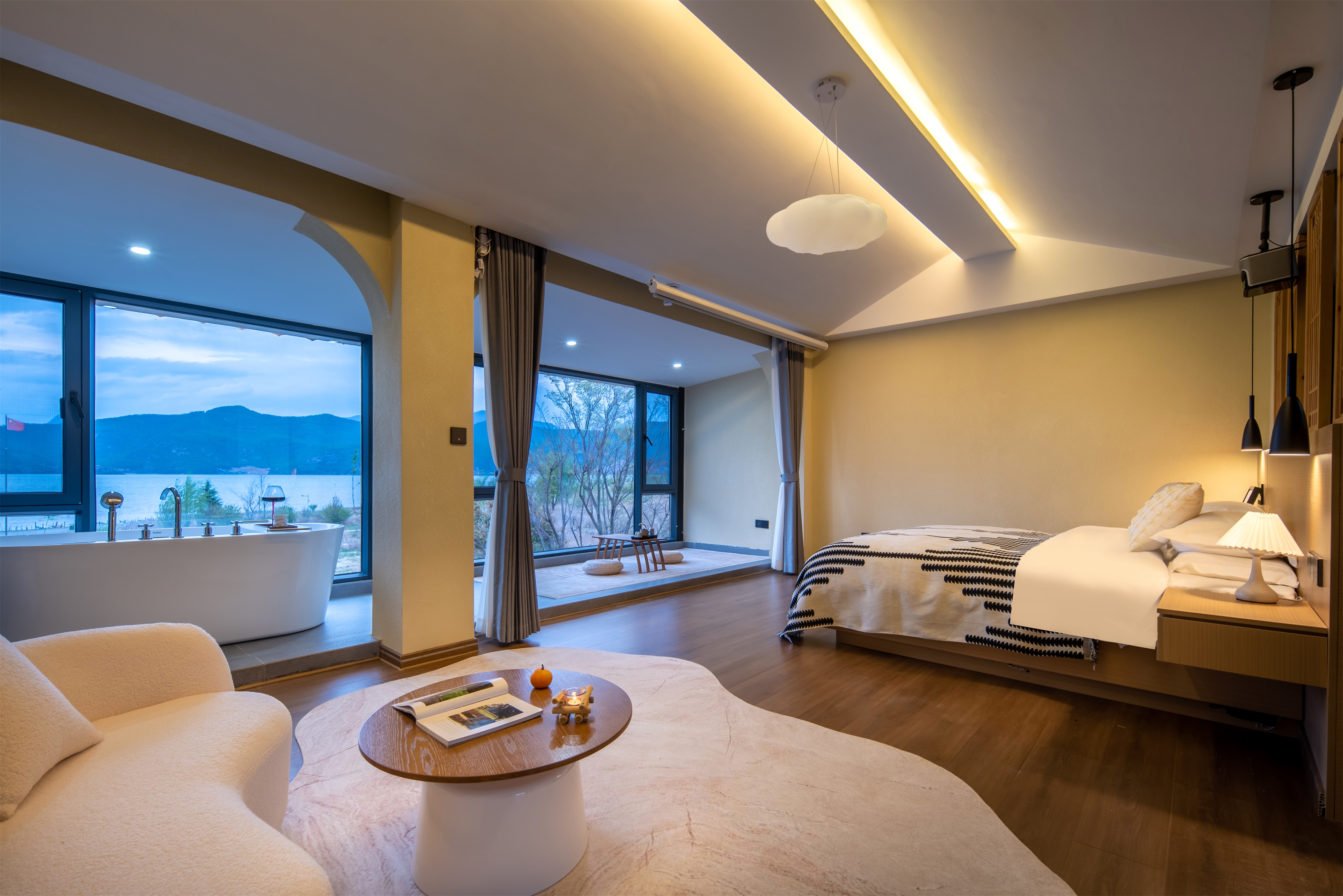 Du Xing An · Lake-View Goddess Mountain Double Bed Room