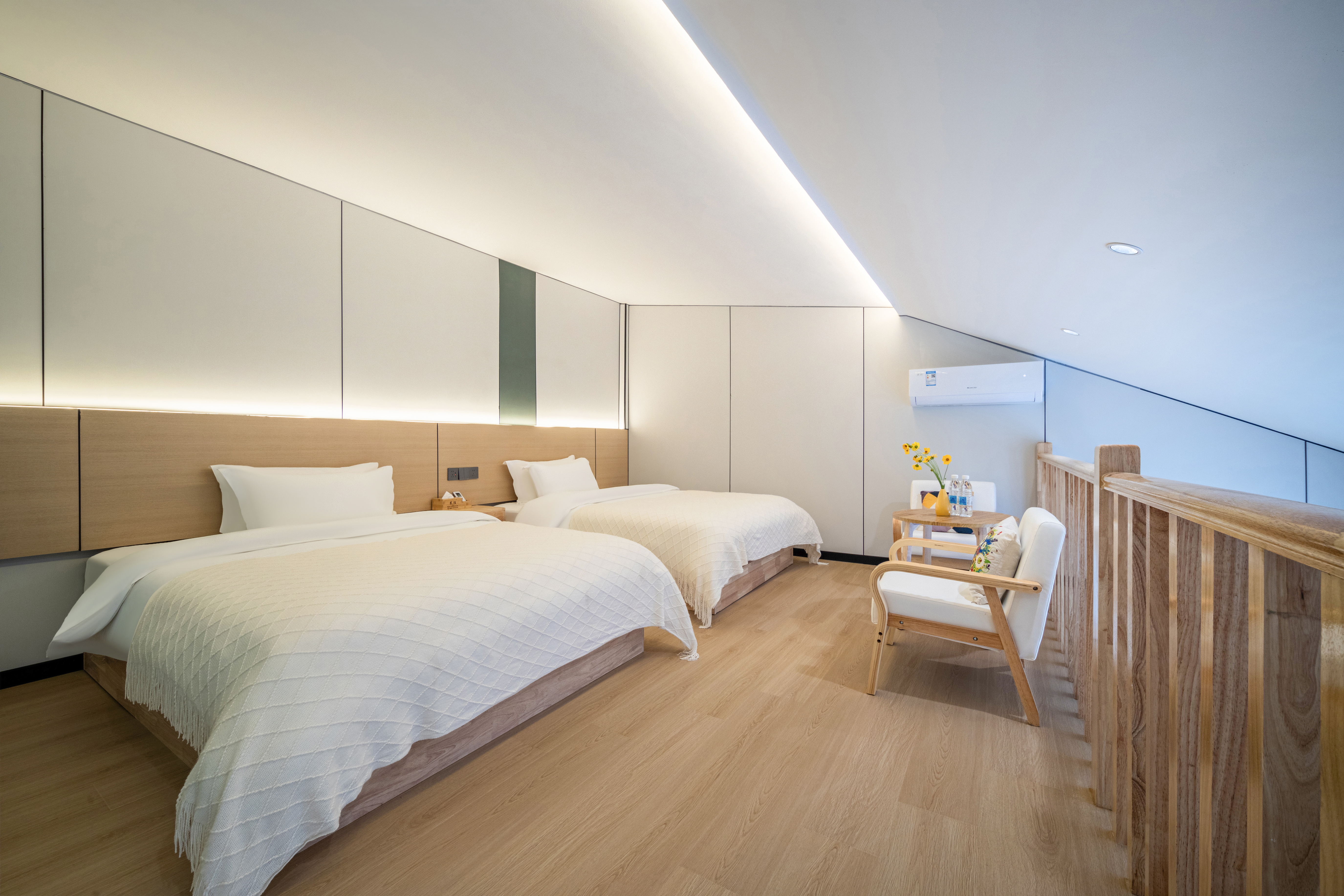 Cloud Elegance Duplex Family Room (Two-Bedroom Two-Bathroom + High-End Latex Mattress + Smart Toilet + 100-Inch Projector Av)